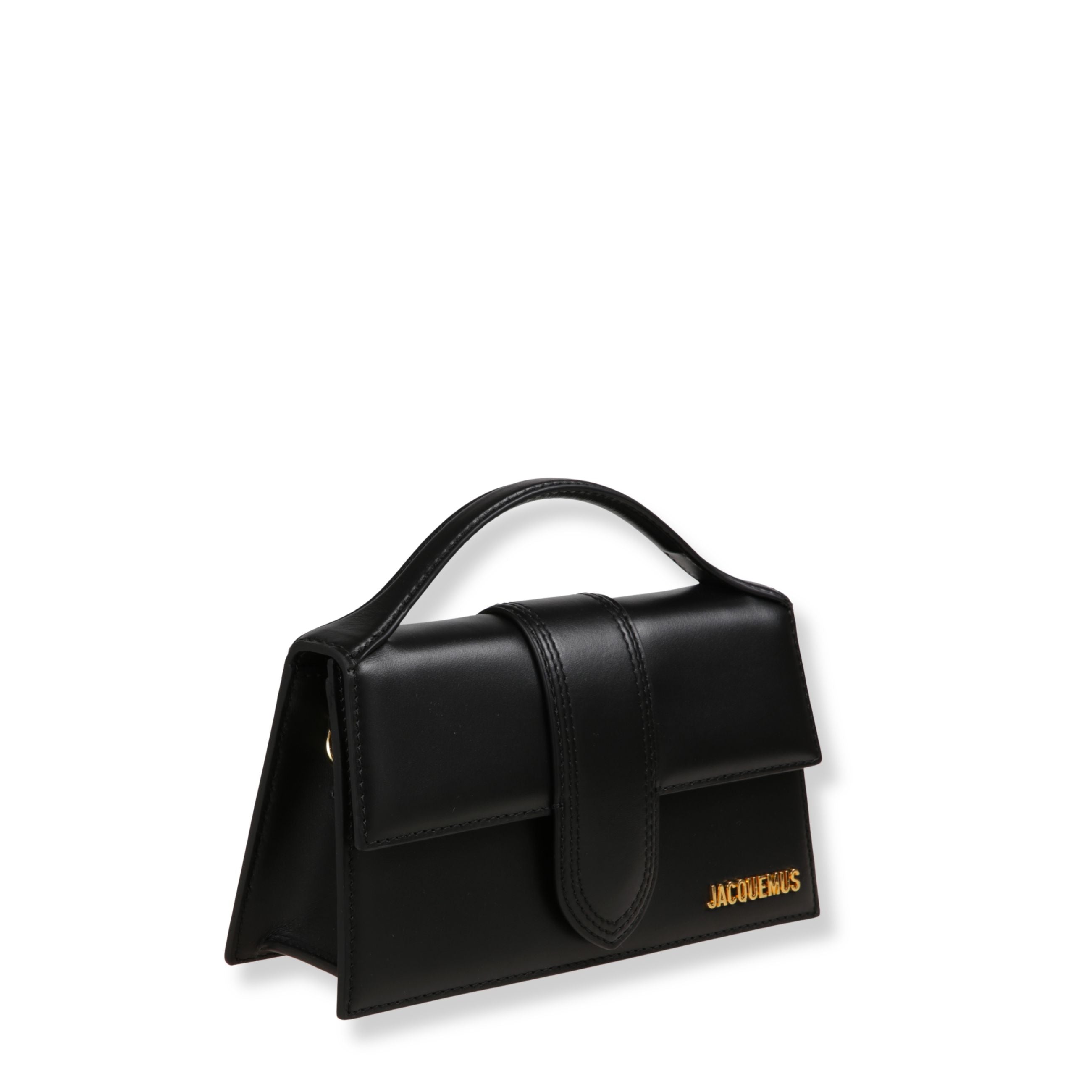 Le grand bambino jacquemus. struttura rigida in pelle liscia. chiusura frontale con patta e fibbia. manico arcuato. dotata di tracolla regolabile removibile.