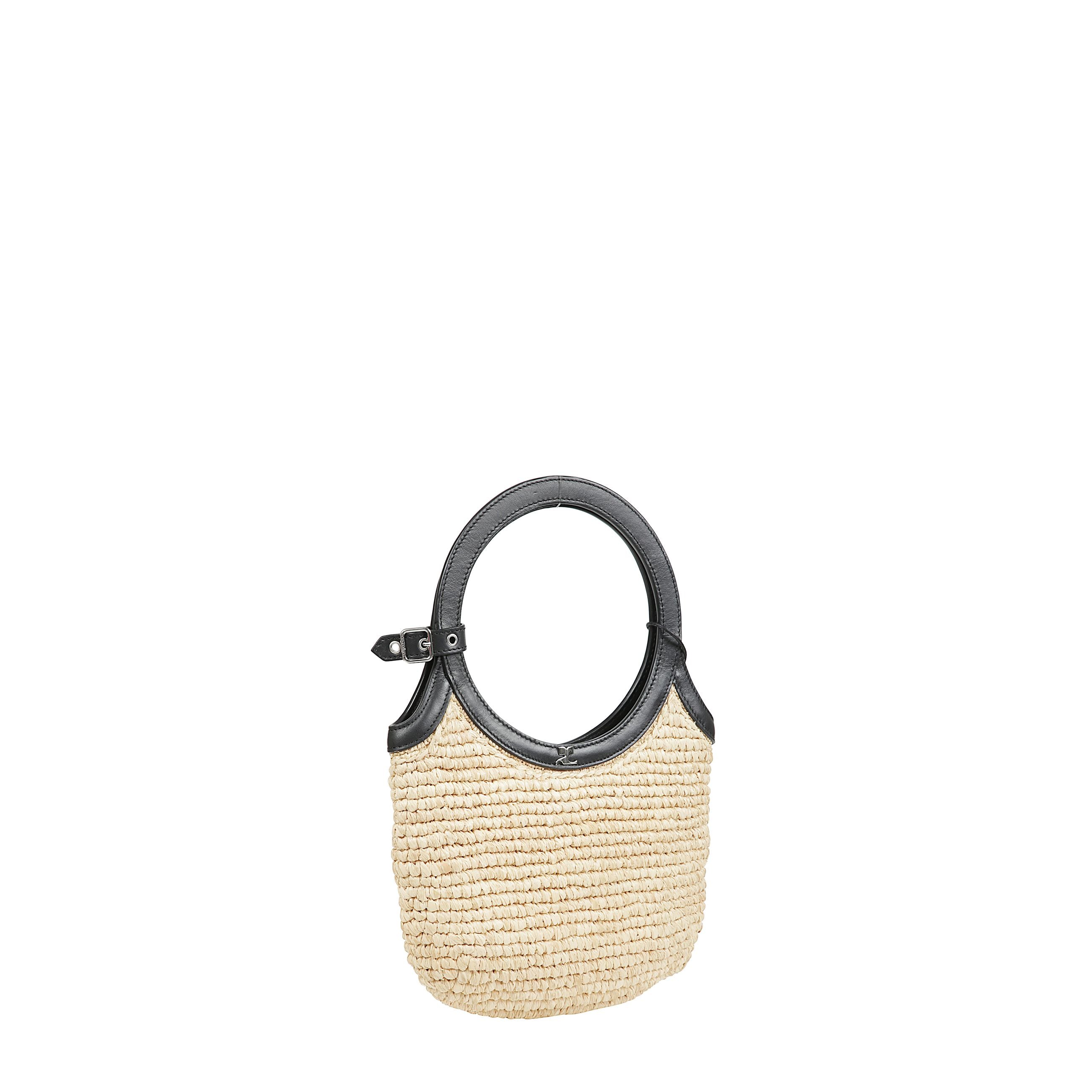 Borsa holy realizzata in rafia intrecciata a mano con dettagli in pelle a contrasto, arricchita dal logo ac in metallo finitura argento applicato sul davanti. manici tondi in pelle con cinturino removibile e regolabile. sfoderata.