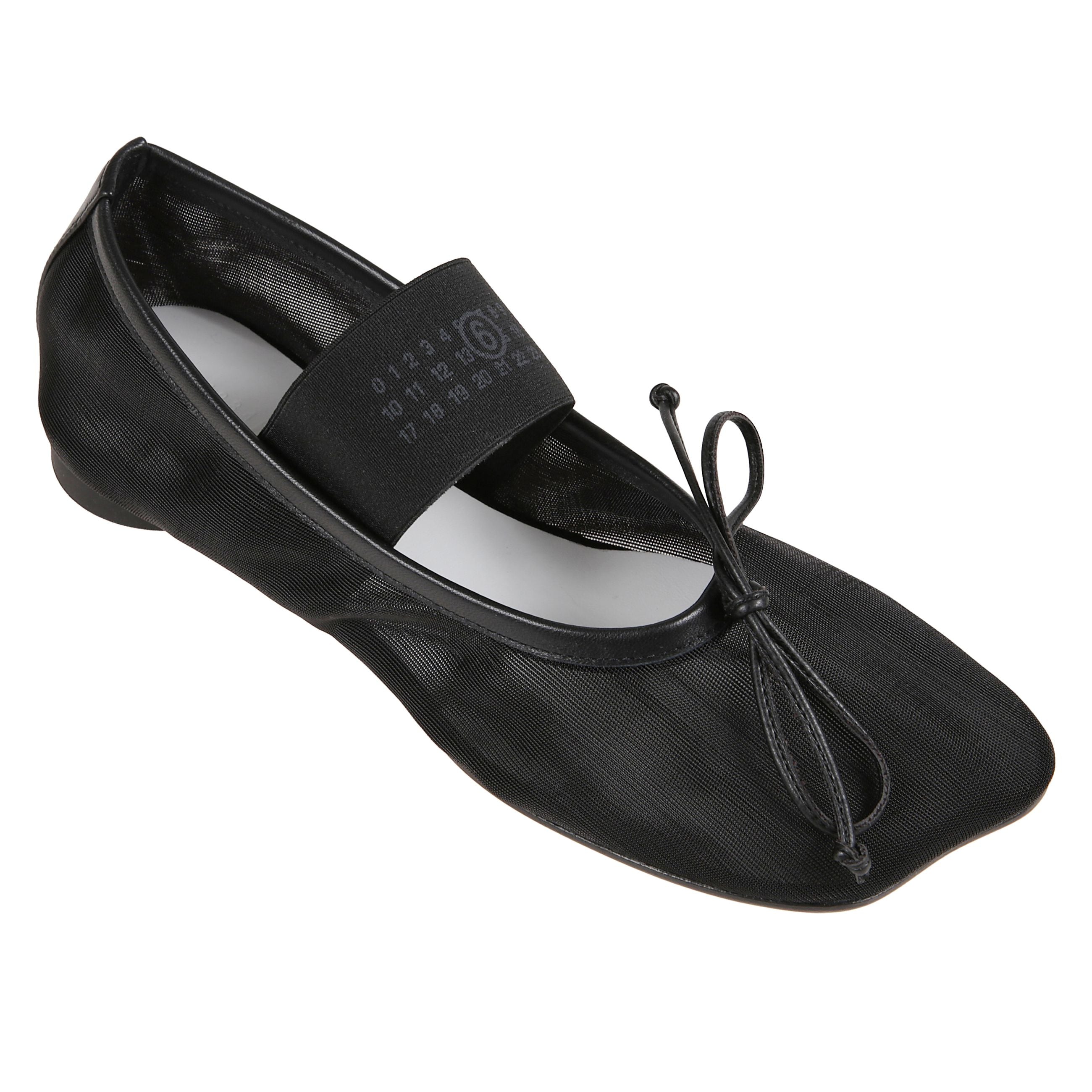 Ballerine eleganti in mesh nero. fascia elastica alla caviglia con logo numerico del brand maison margiela. tacco cilindrico tono su tono e fiocco frontale decorativo.