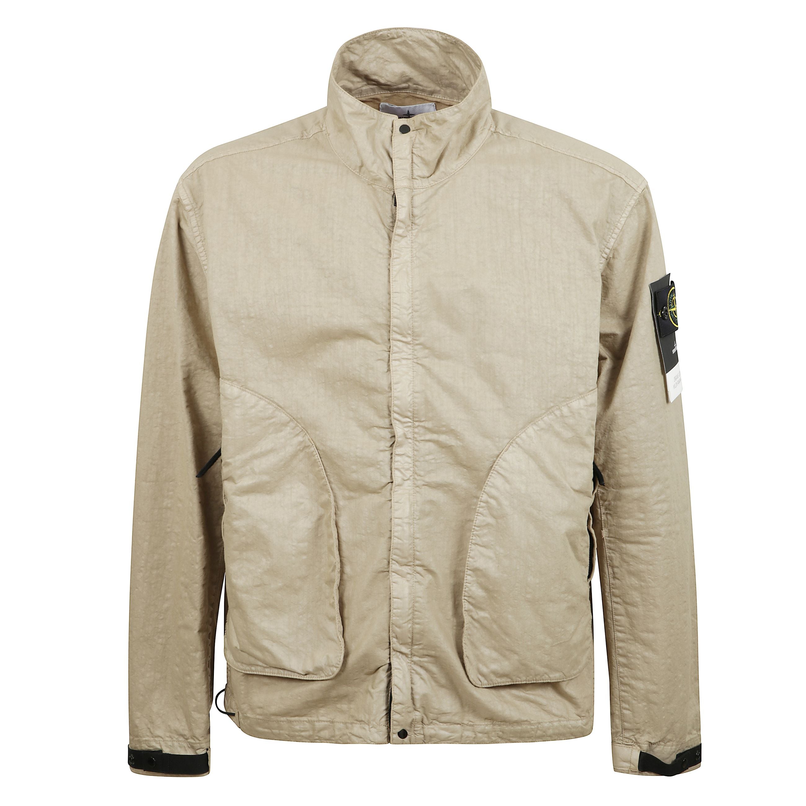 Giubbino antivento in nylon con collo alto e badge logo stone island sulla manica sinistra.