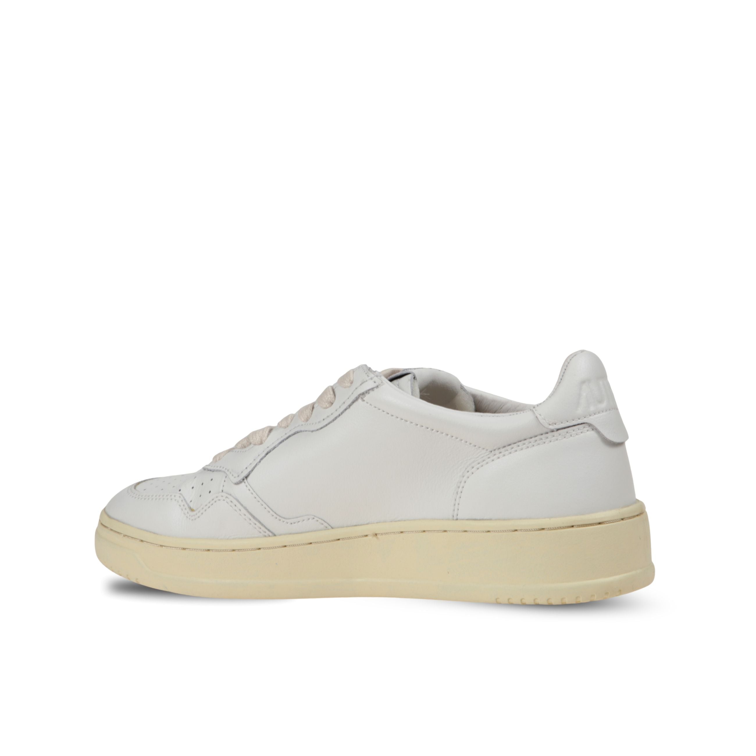 Sneakers autry medalist low. design in pelle con microfori sul davanti. talloncino in pelle tono su tono.