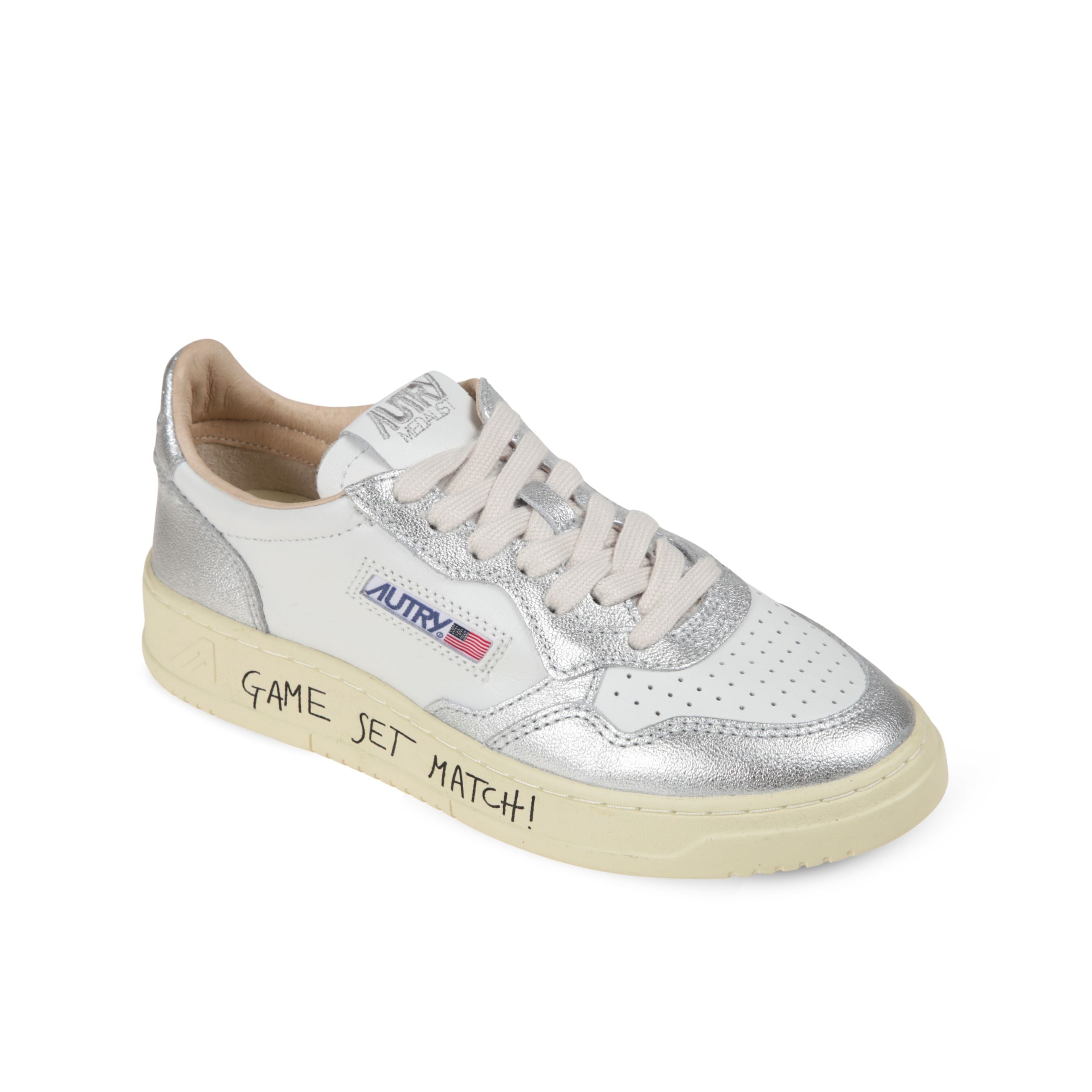 Sneakers autry medalist low. design in pelle con inserti in pelle metallizzata. scritta "game set match!" sul lato della suola in gomma.