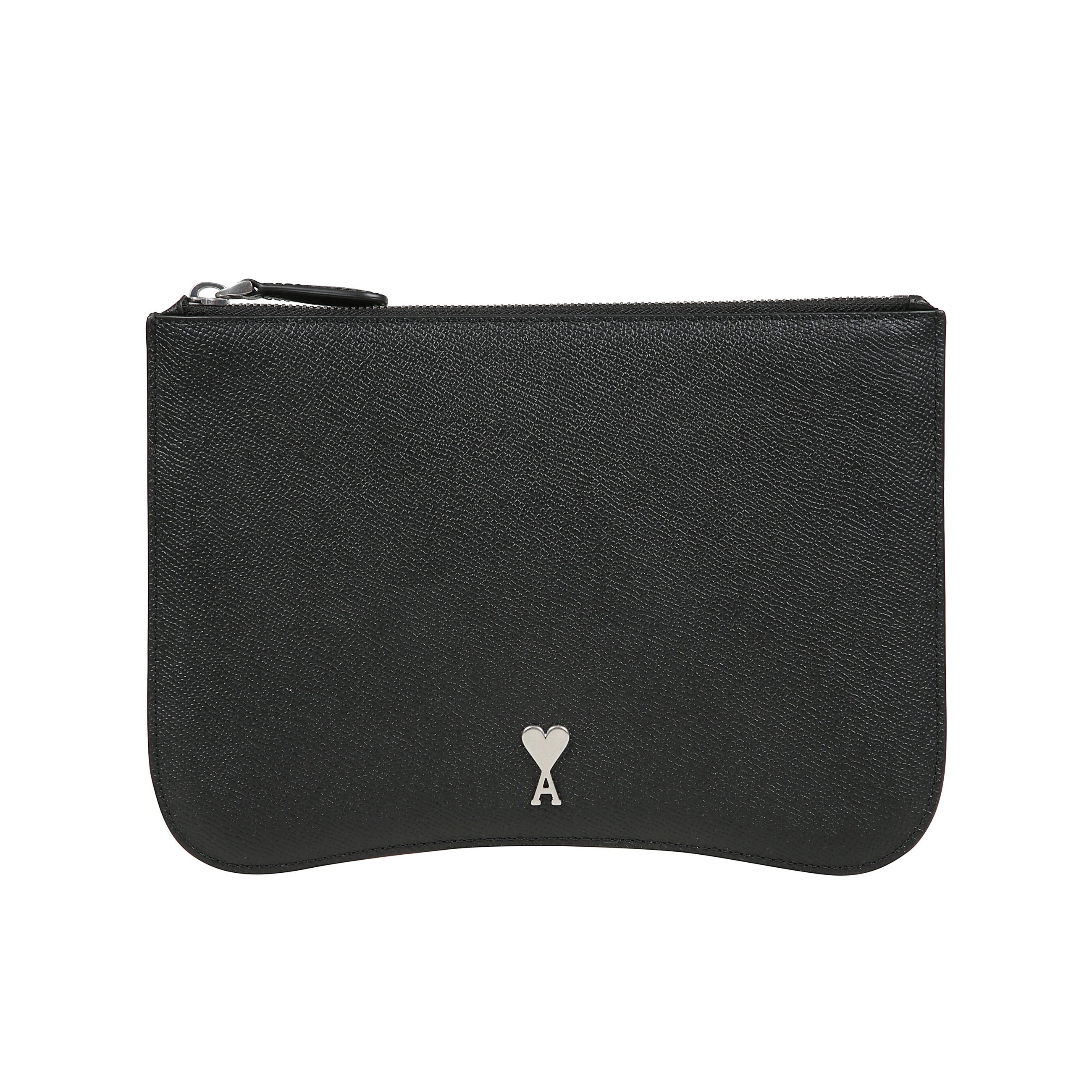 Pochette realizzata in pelle martellata, dotata di fodera in tela di cotone, borchia ami de coeur e uno scomparto centrale con una tasca interna applicata.