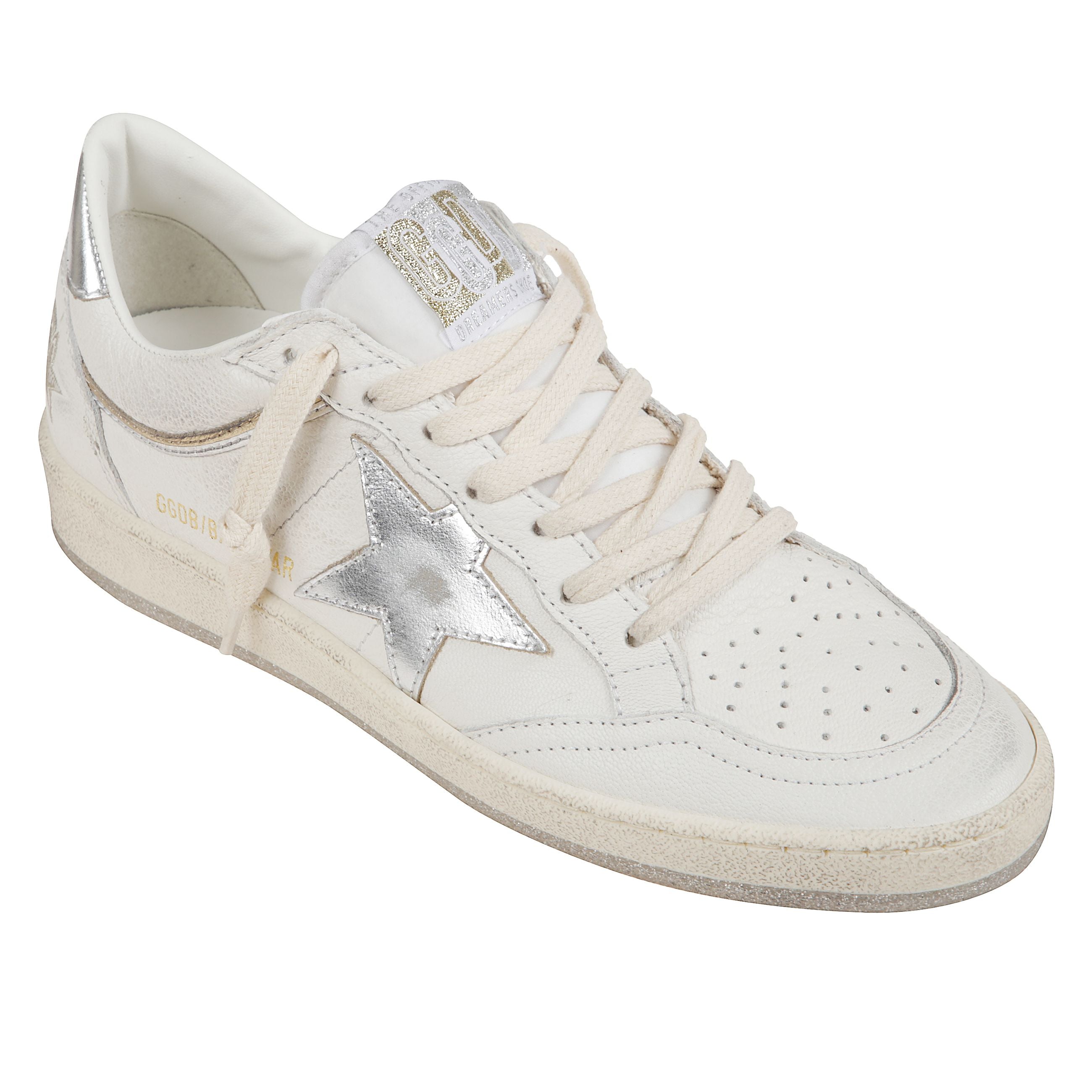 Sneaker in pelle bianca con trattamento vintage. suola in gomma color argento con effetto glitter e chiusura con lacci. stella color argento sul lato. tallone a contrasto in tono argento. linguetta con logo oro e argento. dettaglio laterale con linea dora