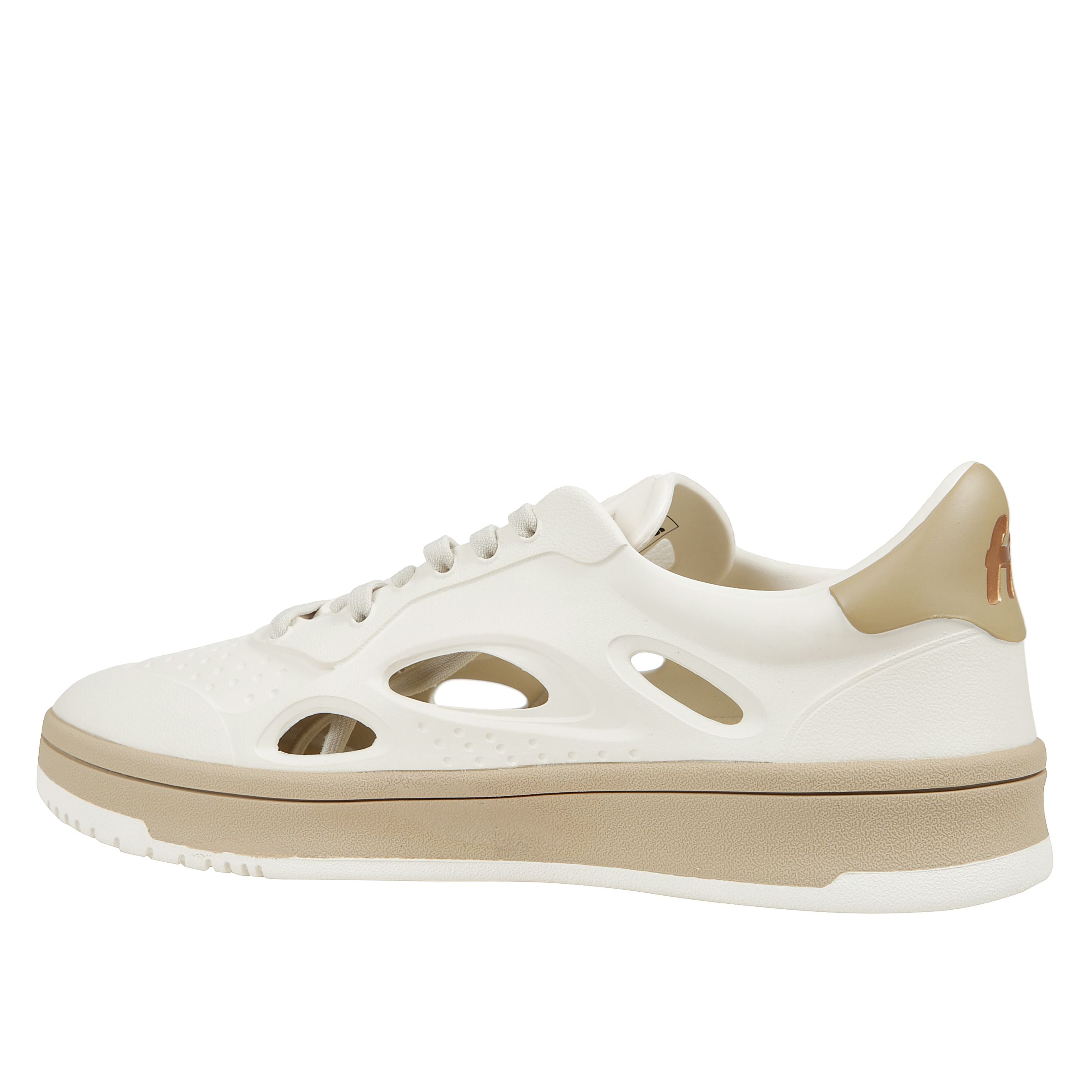 Sneakers foamers presentano la tomaia in pelle, la suola in gomma e il logo del brand sulla linguetta, sulla parte laterale e sul tallone, caratterizzate da un design innovativo con fori o aperture sui lati