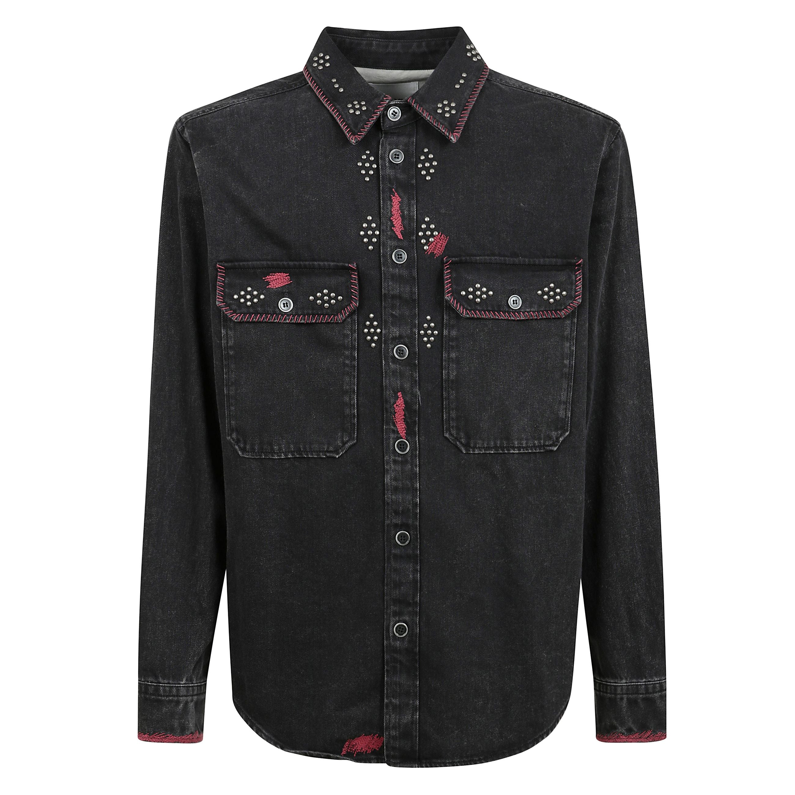 Camicia osco con chiusura frontale con bottoni,
due tasche con patta sul petto, decorazione con borchie
e motivo con ricamo