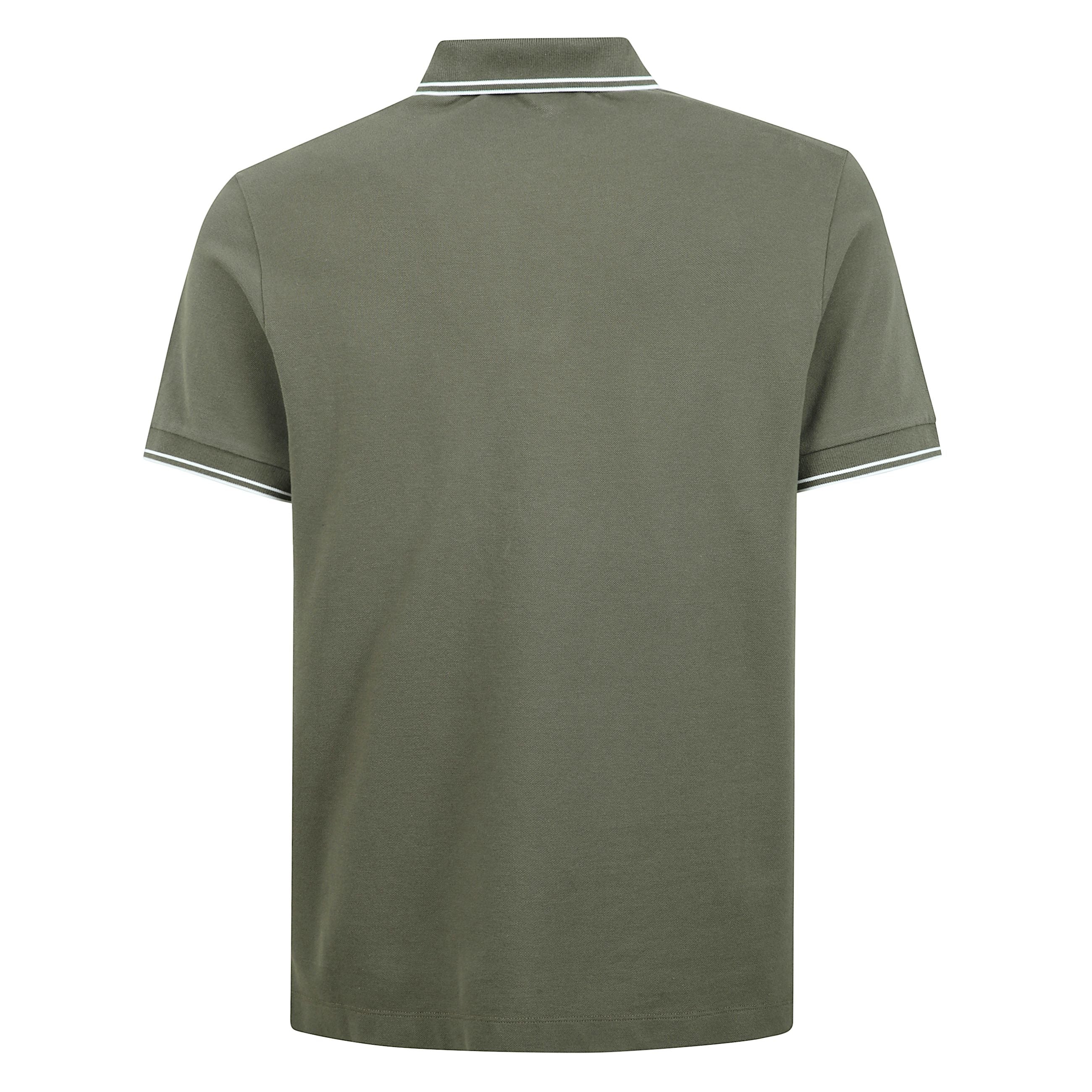 Polo a maniche corte modello classico in cotone. chiusura con due bottoni frontali tono su tono. bordi di collo e maniche in costina con doppia riga a contrasto. logo del brand stone island applicato sul petto.