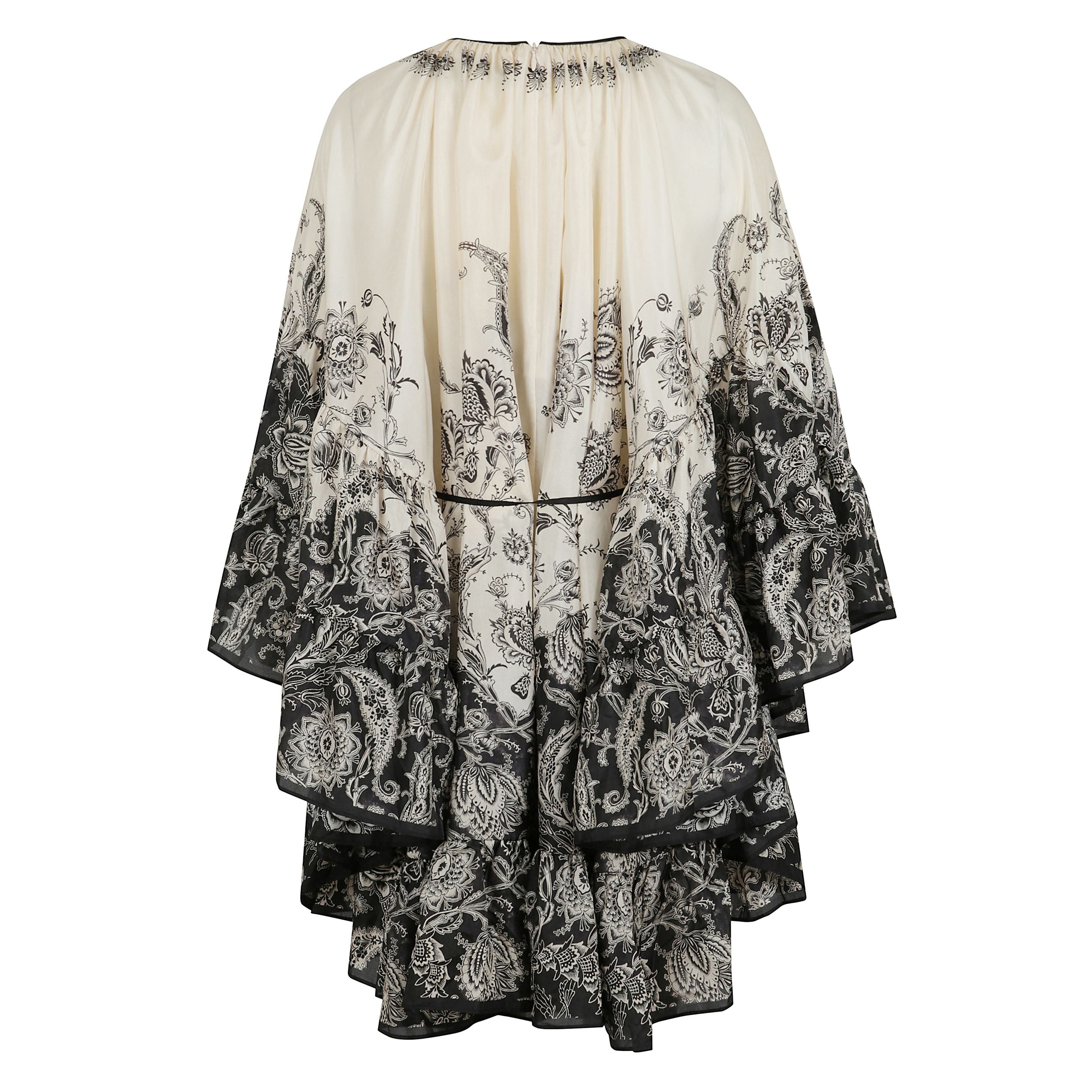 Mini abito a campana rhiannon in crema e nero floreale. mini abito in seta habotai con scollo arrotondato, maniche a sbuffo e dettagli con ruches, stampato.