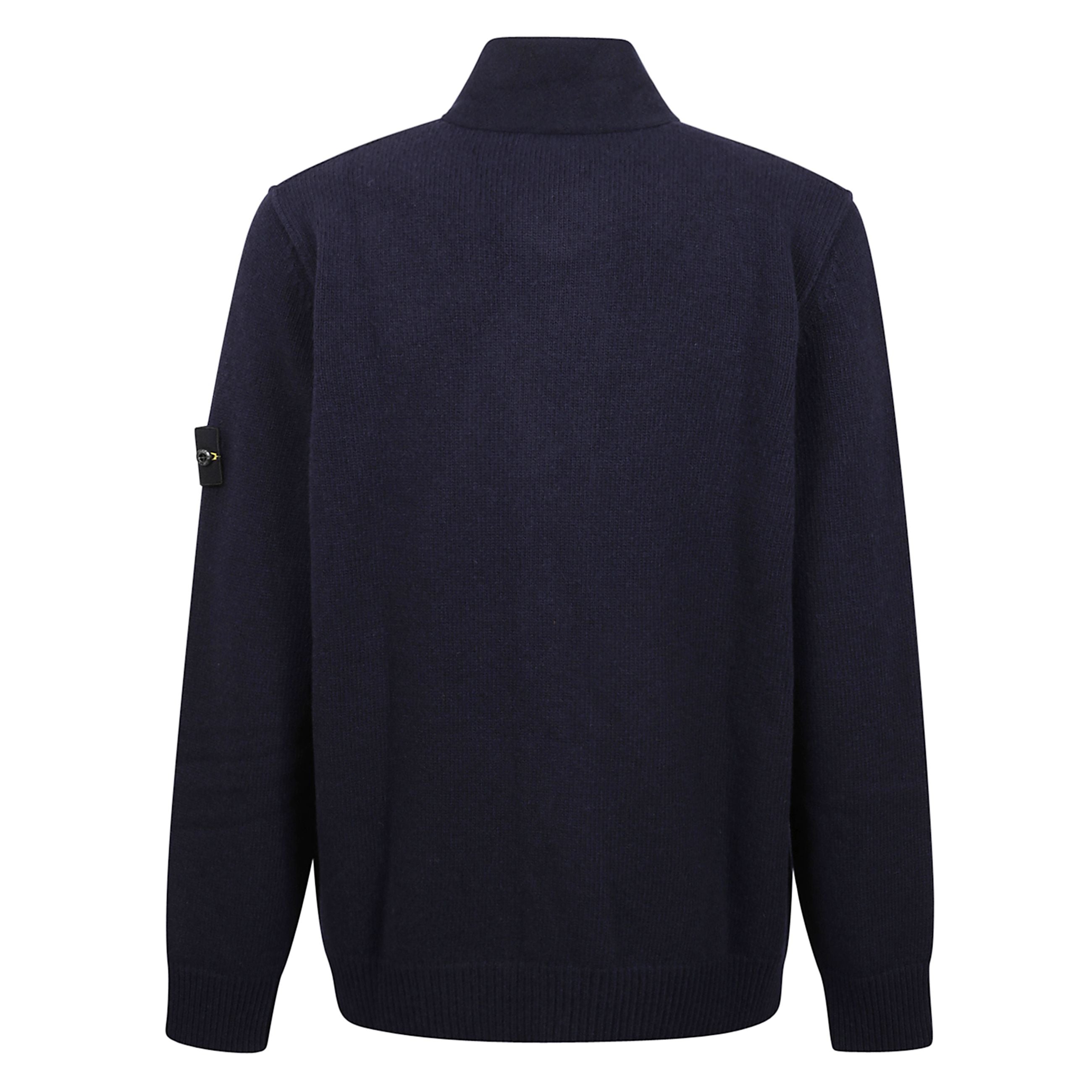 Cardigan con collo stondato e interno a costine. fascetta sottogola in maglia a costine con chiusura a bottone. badge con logo stone island applicato sulla manica sinistra. polsini e fascia inferiore a costine. chiusura nascosta con zip a doppio cursore s