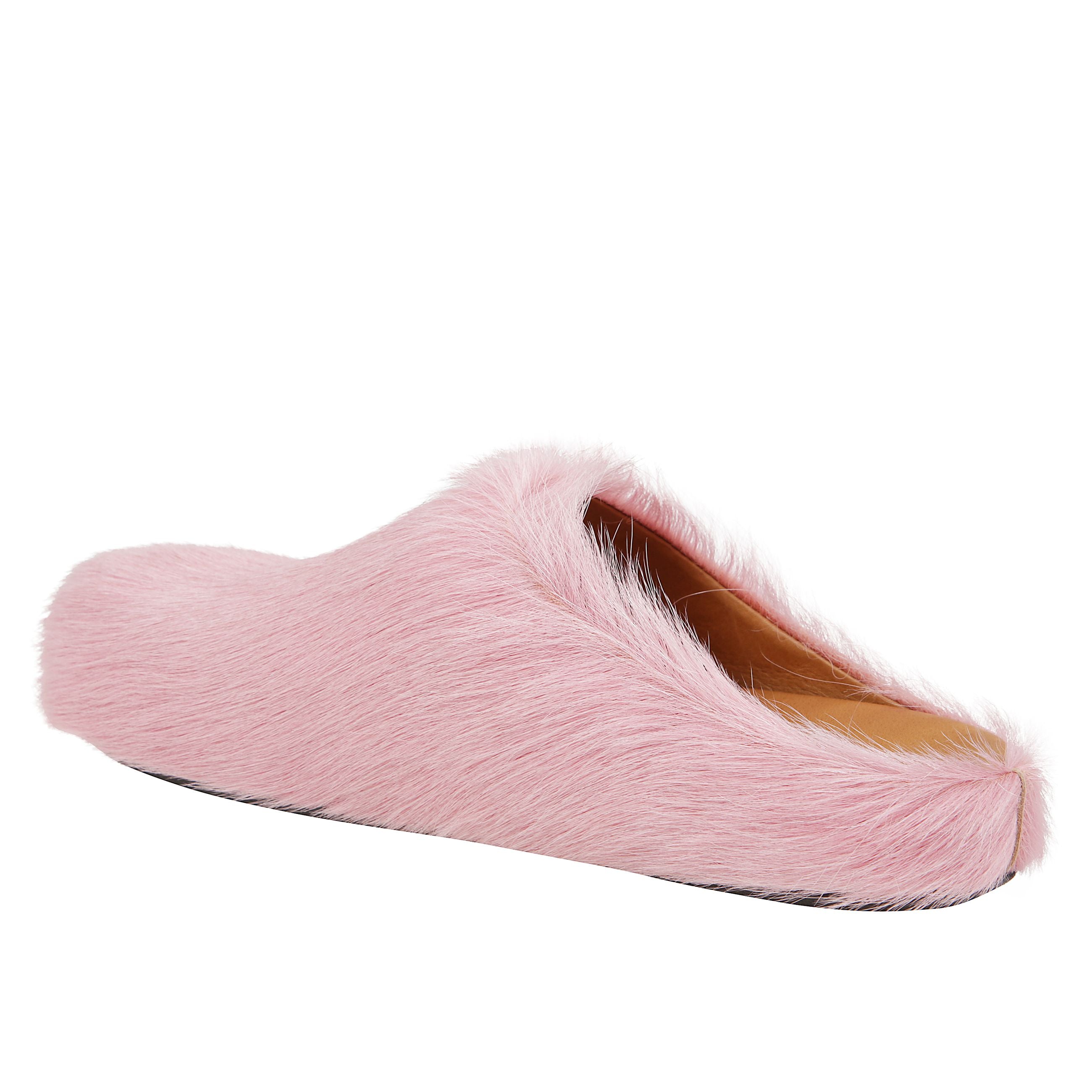 Scarpa slip-on in pelo di vitello colorato con interno in pelle liscia. soletta con logo impresso e suola in gomma rigata.