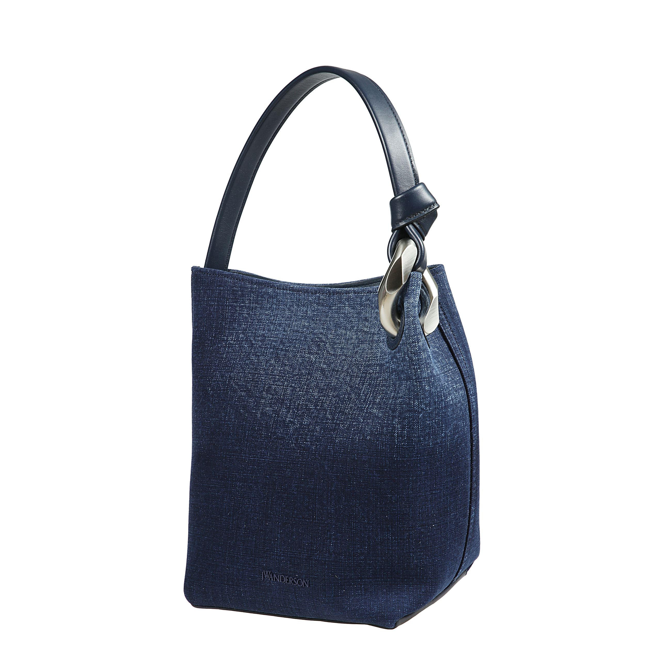 Borsa a secchiello jw anderson realizzata in denim e finiture in vitello spazzolato. presenta una tracolla fissa con catena a maglie larghe