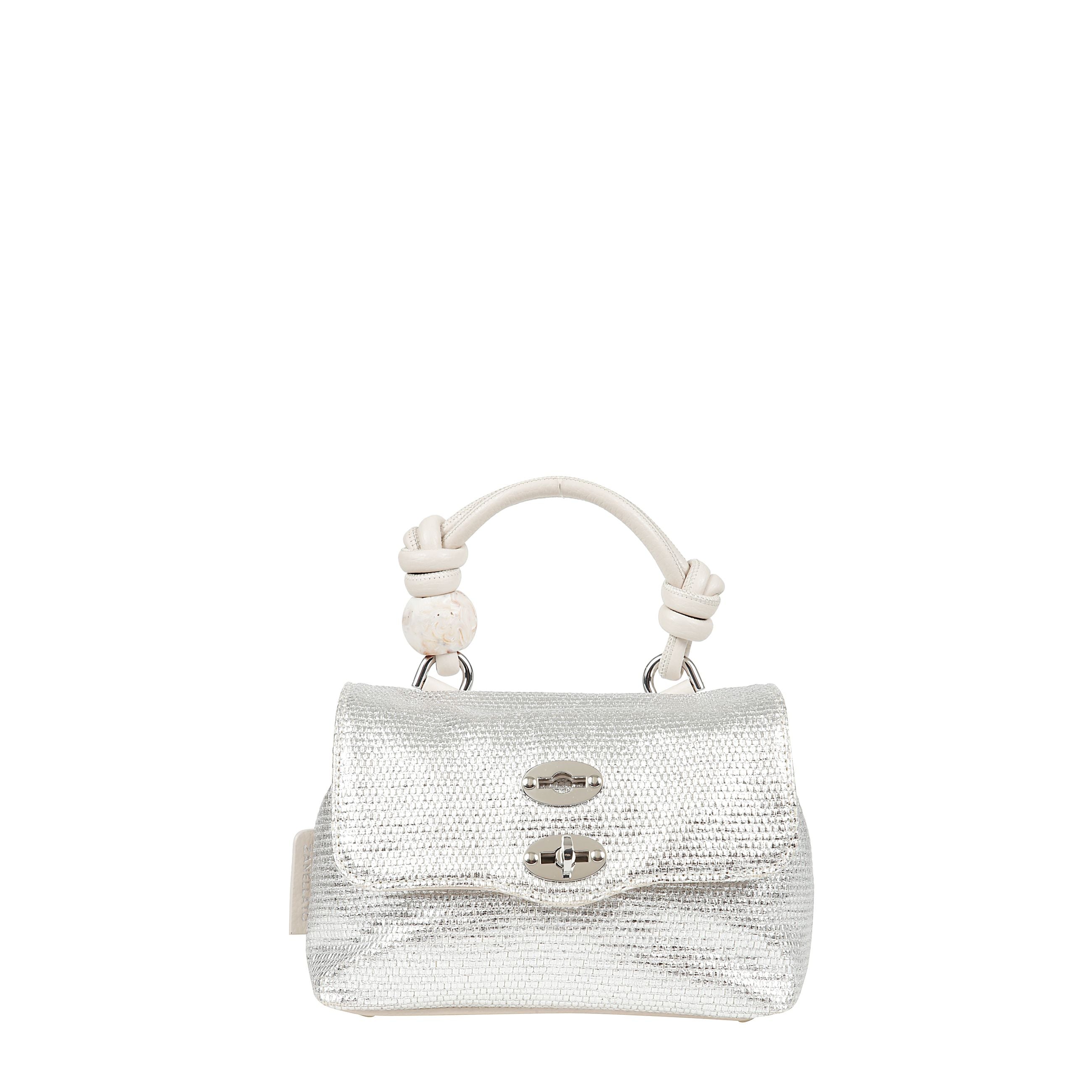 Borsa a mano realizzata in paglia e tessuto con inserti in pelle con un unico scomparto interno, manico superiore intrecciato in pelle e chiusura a doppio girello con patta. presenta inoltre una tracolla regolabile e removibile in pelle