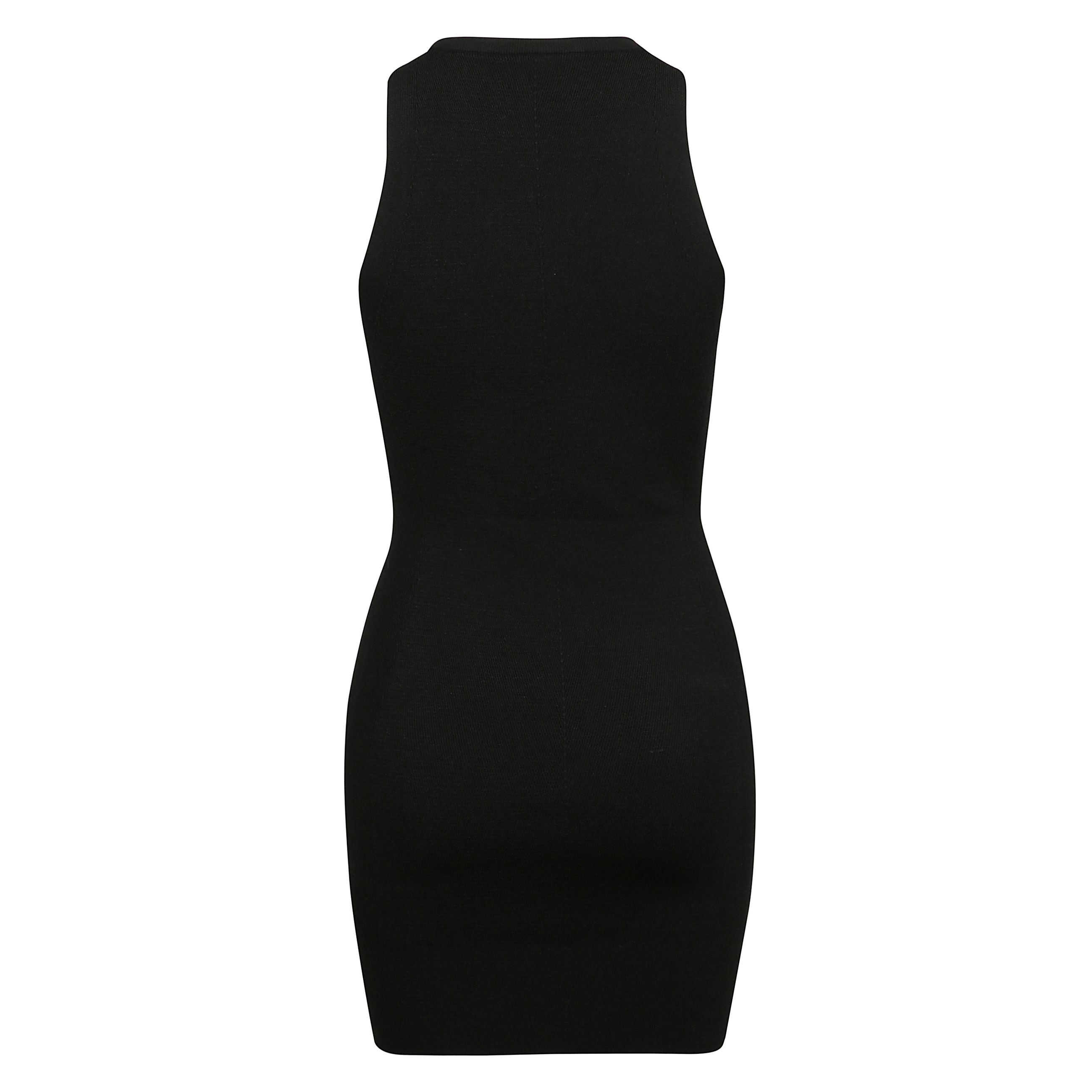 Abito dolcevita a coste si distingue per il logo oval d in metallo sul petto, intarsiato e ritagliato per un effetto vedo non vedo. la maglia morbida è lavorata a costine per un fit avvolgente che enfatizza le forme naturali del corpo.