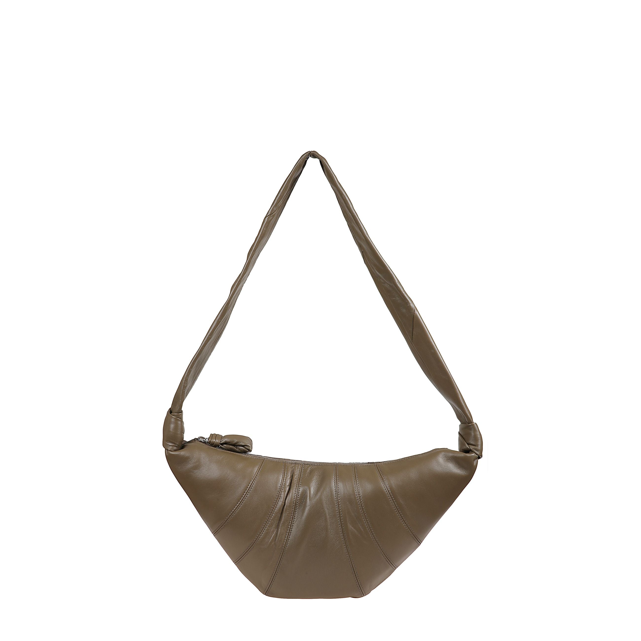 Borsa croissant in pelle con pannelli cuciti e tracolla decorata da dettagli a nodo. presenta tiretto trapuntato, scomparto principale con chiusura zip e tasca aperta interna.