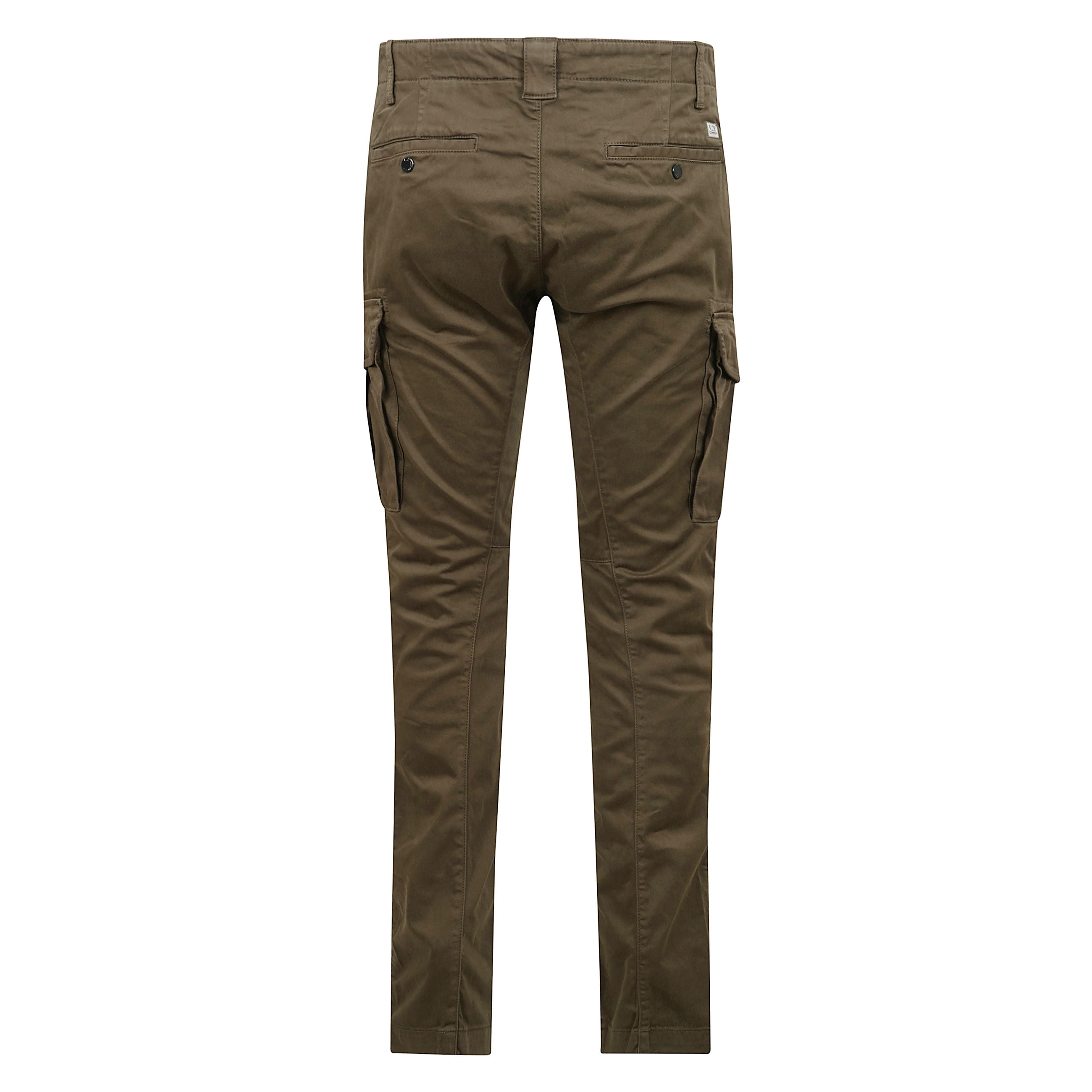 Pantaloni cargo realizzati in raso di cotone stretch smerigliato, tinti in capo, e vestibilità ergonomica. la vita è regolabile con coulisse, con chiusura a bottone e zip, e passanti per la cintura. sono dotati di tasche laterali, cargo con patta e bott