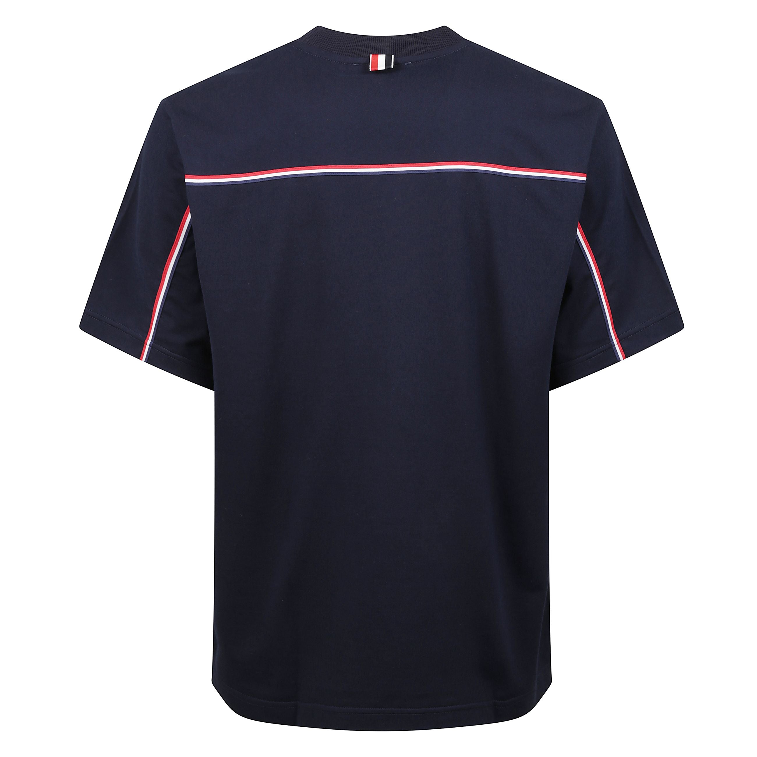 T-shirt in cotone con orlo dritto e vestibilità larga. etichetta con firma thom browne vicino all'orlo frontale. sul retro, strisce tricolore sulla schiena e passante in grossgrain.