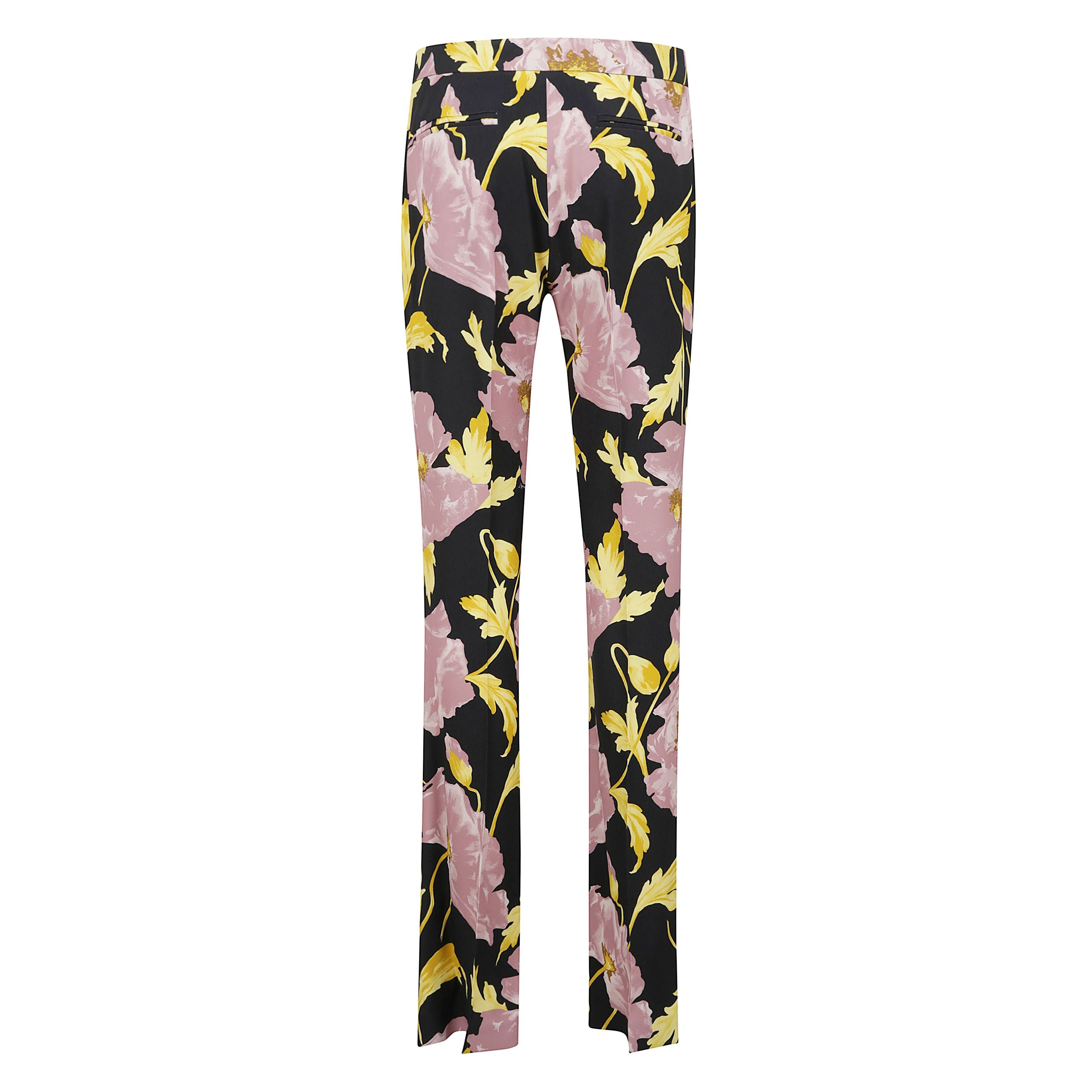 Capo a zampa di elefante con vita media è in grado di slanciare le gambe di tutte, ed è declinato nel nuovo ed elegante raso sablé con splendida fantasia sylph.