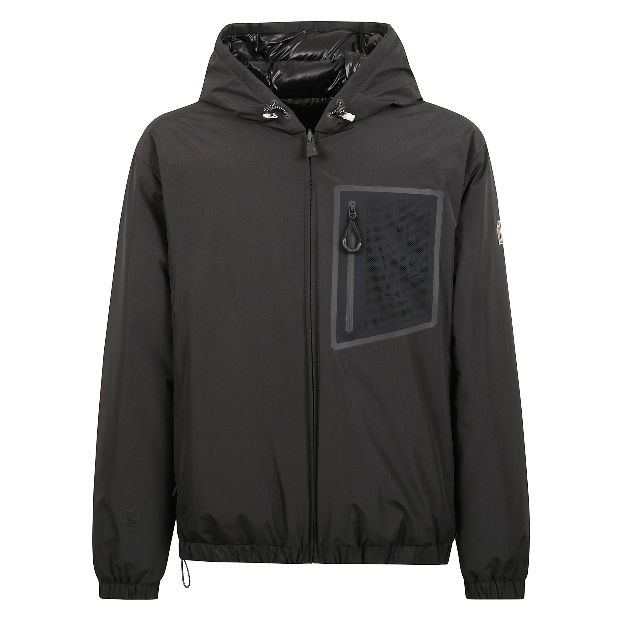 Il piumino corto bergun è un capo reversibile. questo piumino corto presenta un lato in popeline tecnico traspirante e lâaltro in nylon resistente. completano il design le tasche antivento e il cappuccio estraibile.