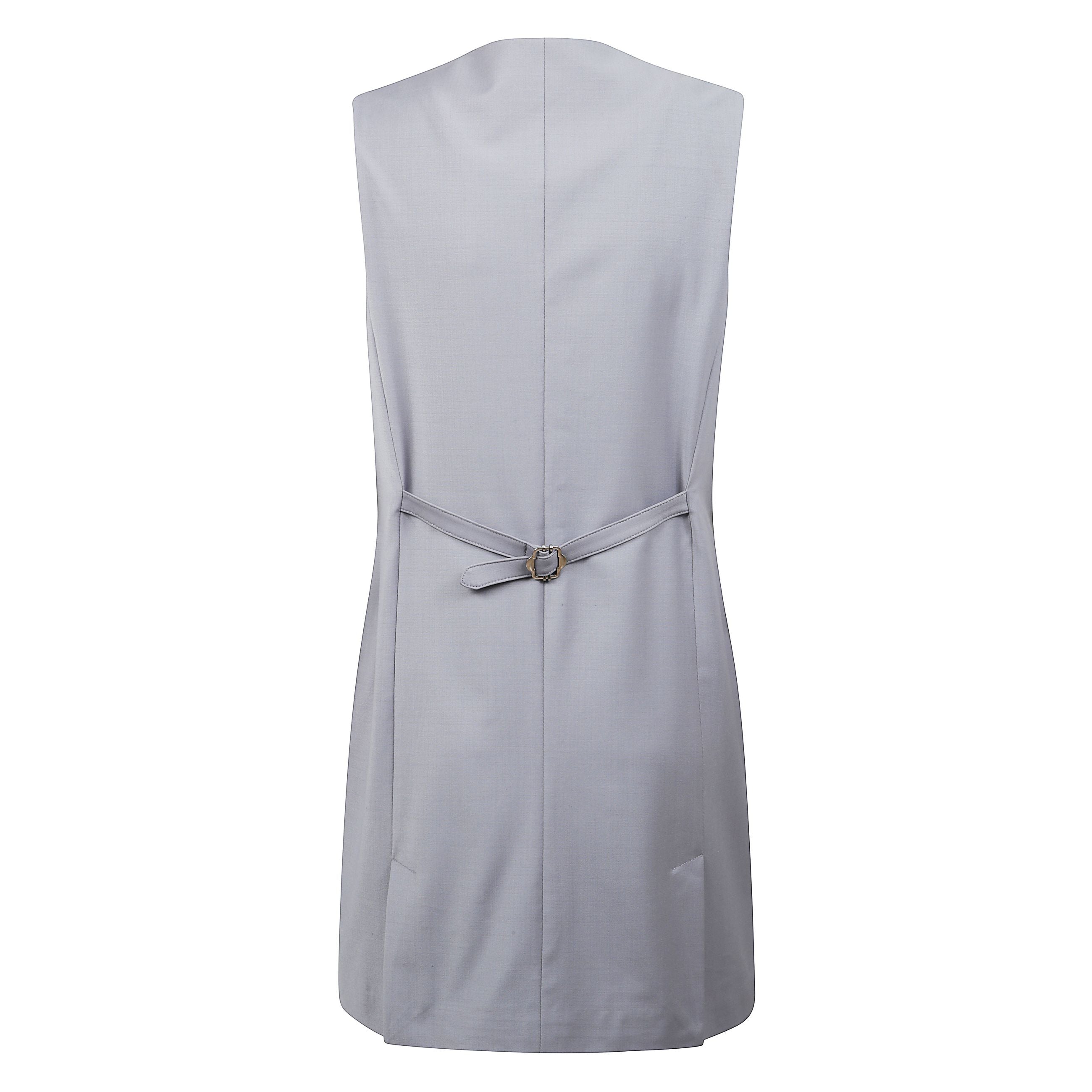 Giacca smanicata con chiusura frontale con bottoni, fascia con fibbia posteriore regolabile, doppio spacco posteriore e dettaglio tasca finta