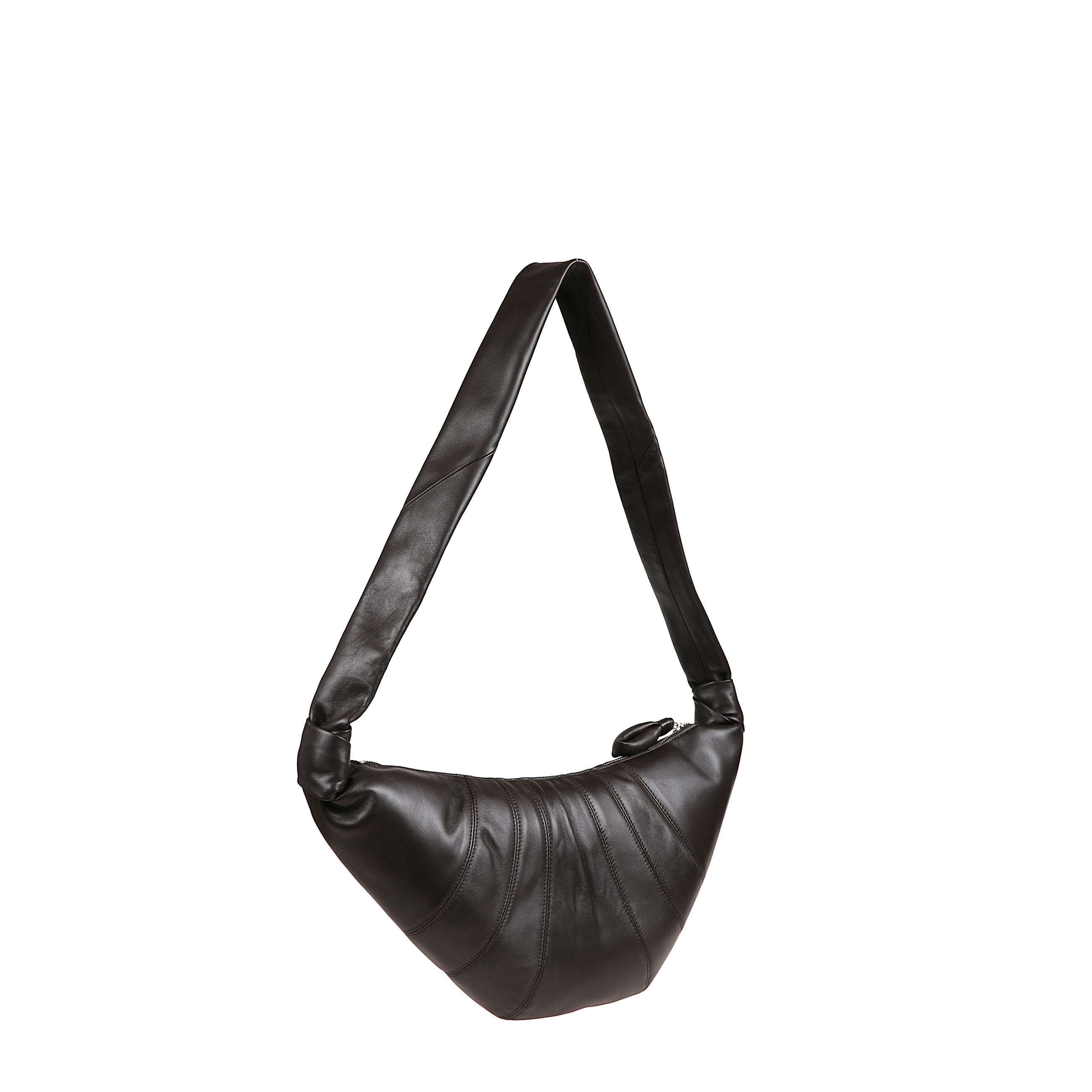 Borsa croissant in pelle con pannelli cuciti e tracolla decorata da dettagli a nodo. presenta tiretto trapuntato, scomparto principale con chiusura zip e tasca aperta interna.