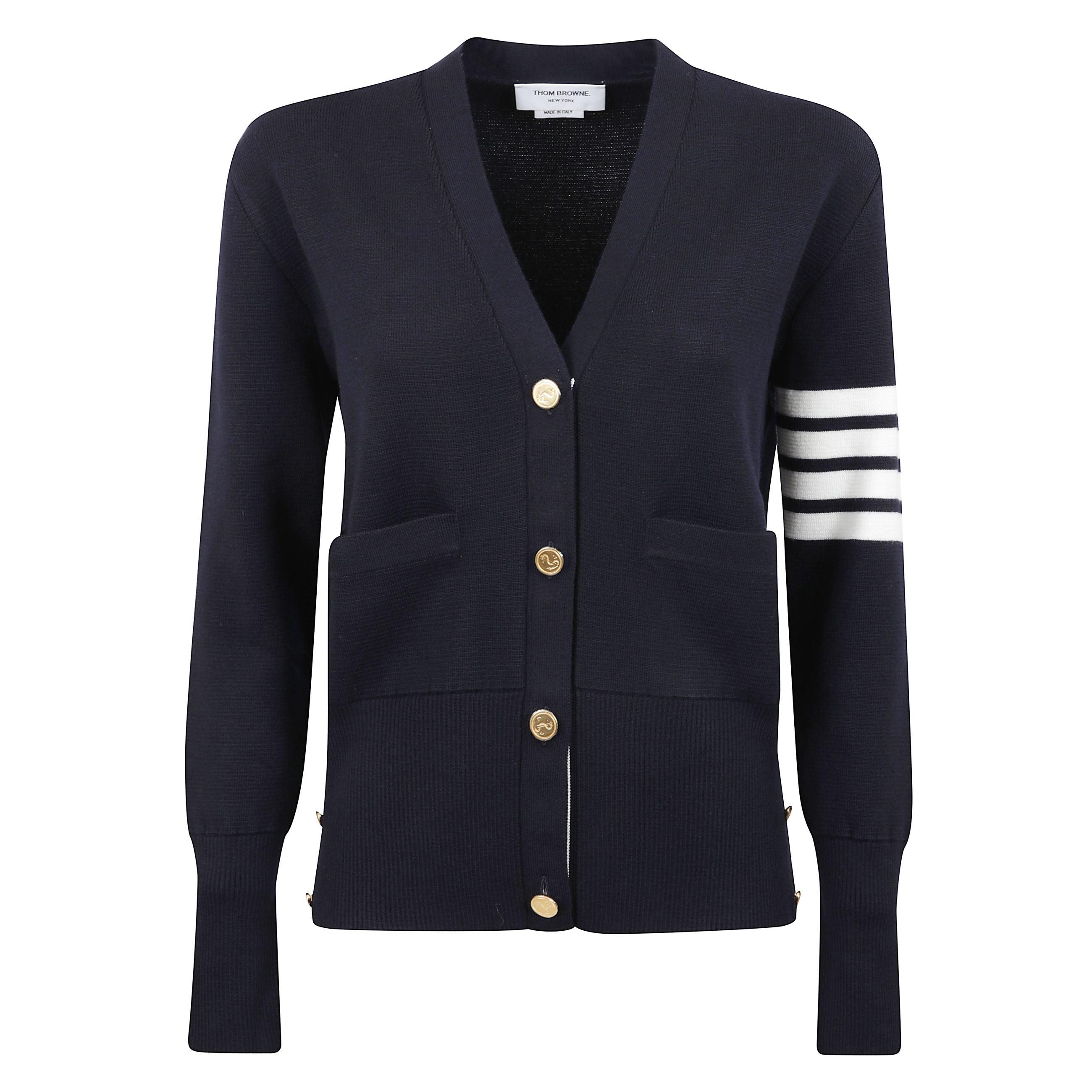 Cardigan in lana con scollo a v. dettaglio a quattro barre sulla manica. tasche a fessura. spacchi laterali con bottoni e polsini elasticizzati a coste con chiusura a bottone. linguetta in grosgrain thom browne sul retro.