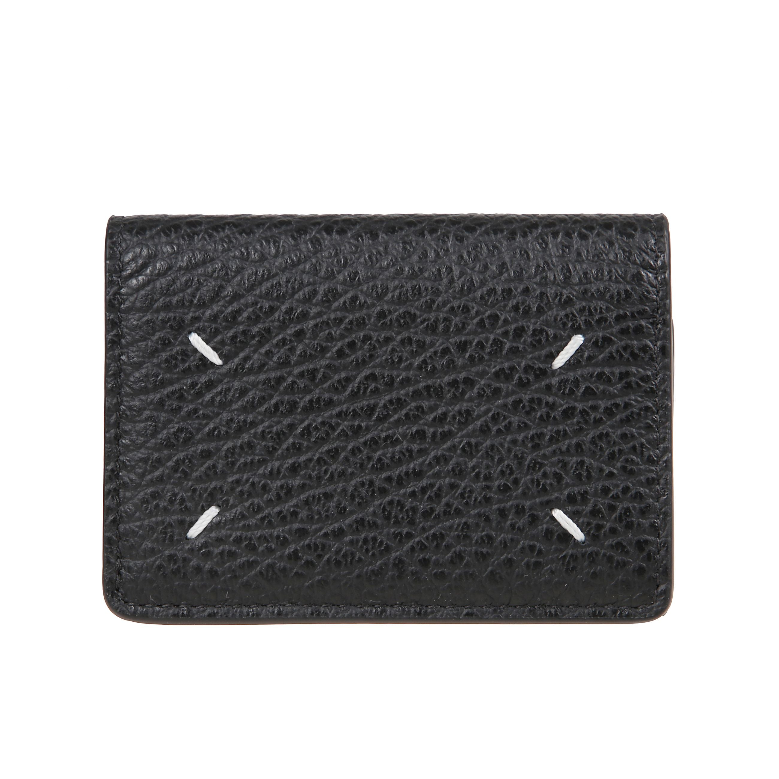 Portafoglio bi-fold in pelle. interno con slot multipli per schede, due scomparti per banconote e due tasche a fessura. con iconiche impunture bianche sul retro e firma maison margiela allâinterno.