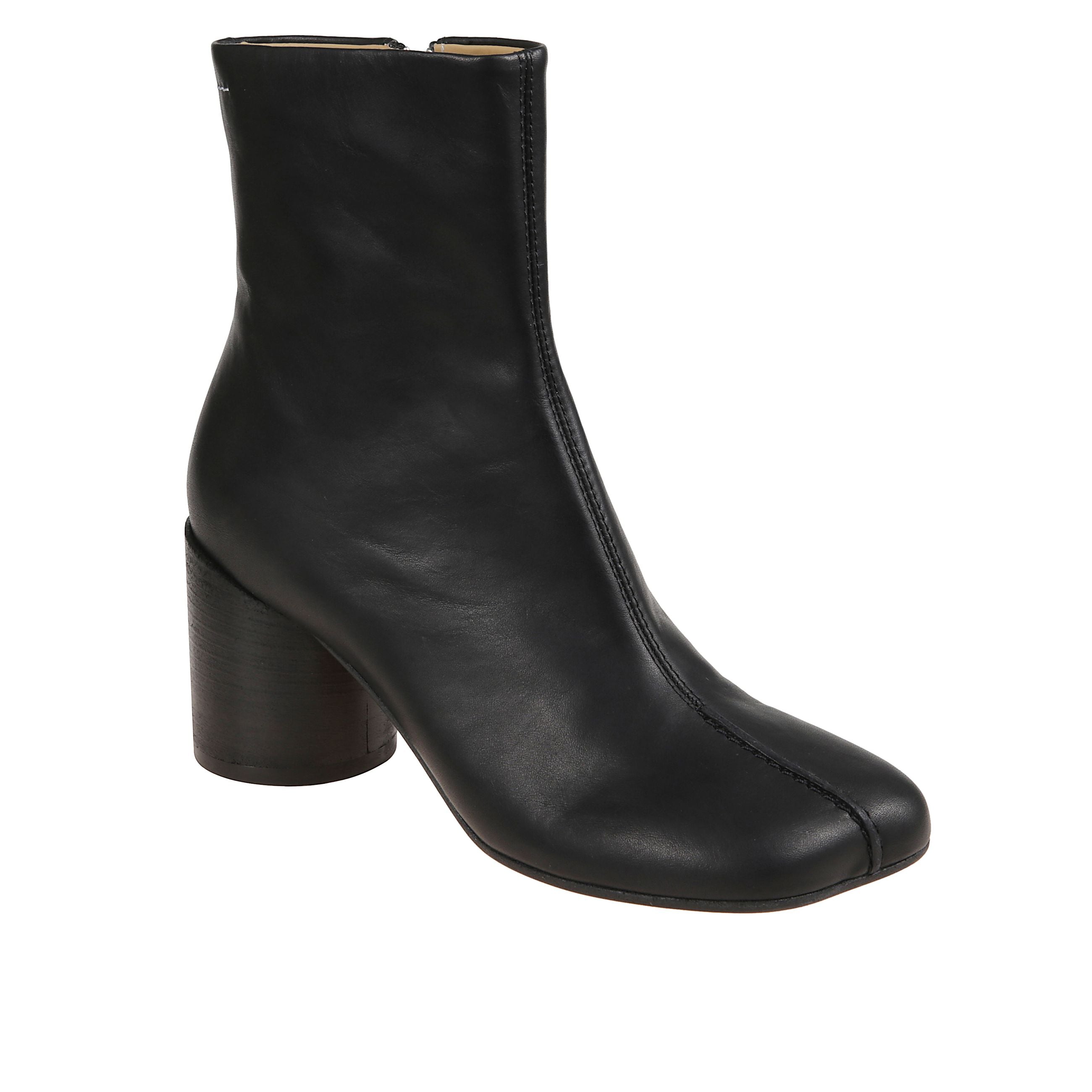 Stivaletto in pelle con punta anatomica. tacco a blocco sagomato e chiusura con zip laterale. impreziosito da lievi impunture bianche sul retro.