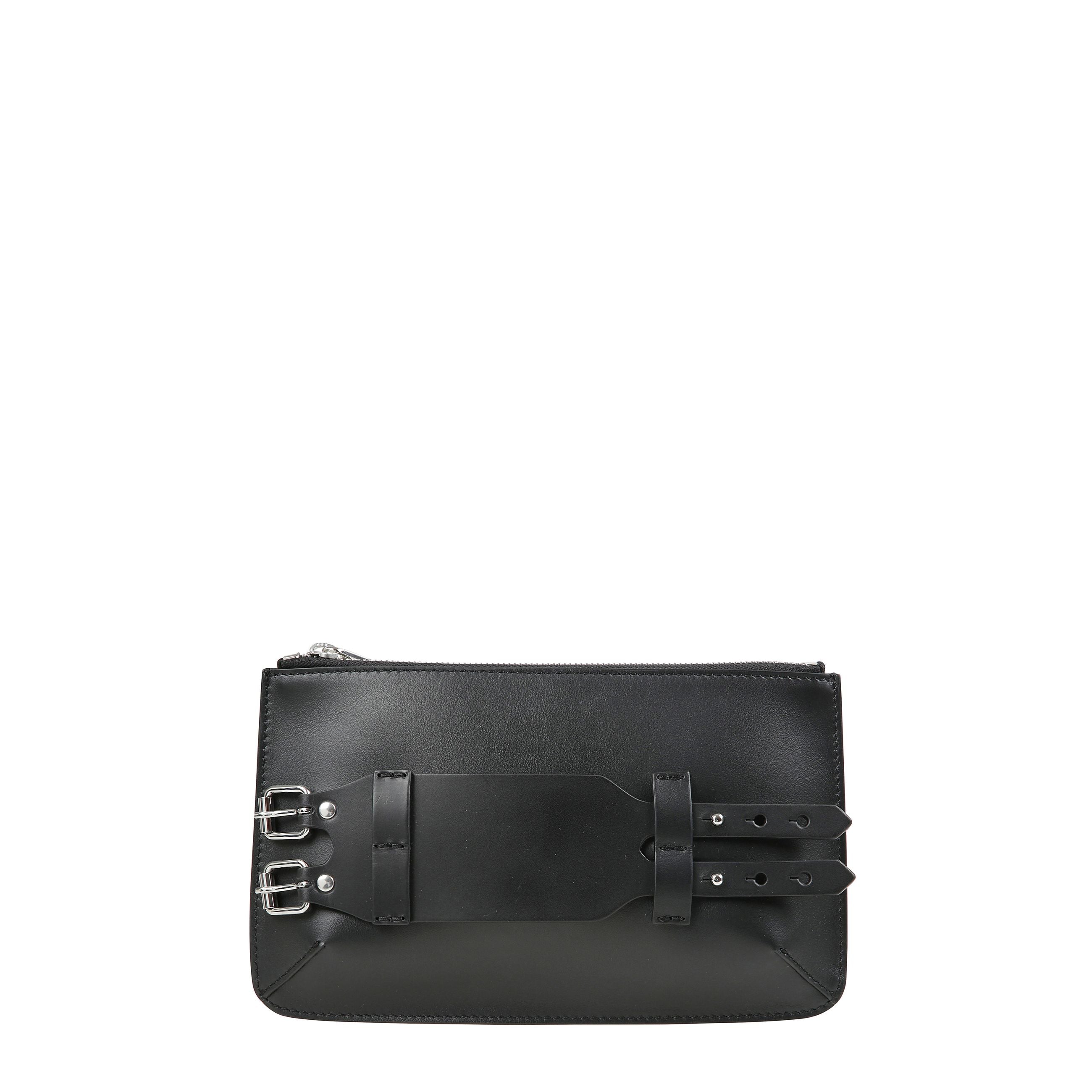 Clutch bracelet in vera pelle, chiusura superiore con zip, dettaglio con fibbia decorativa e caratteristico logo con singolo punto di cucitura