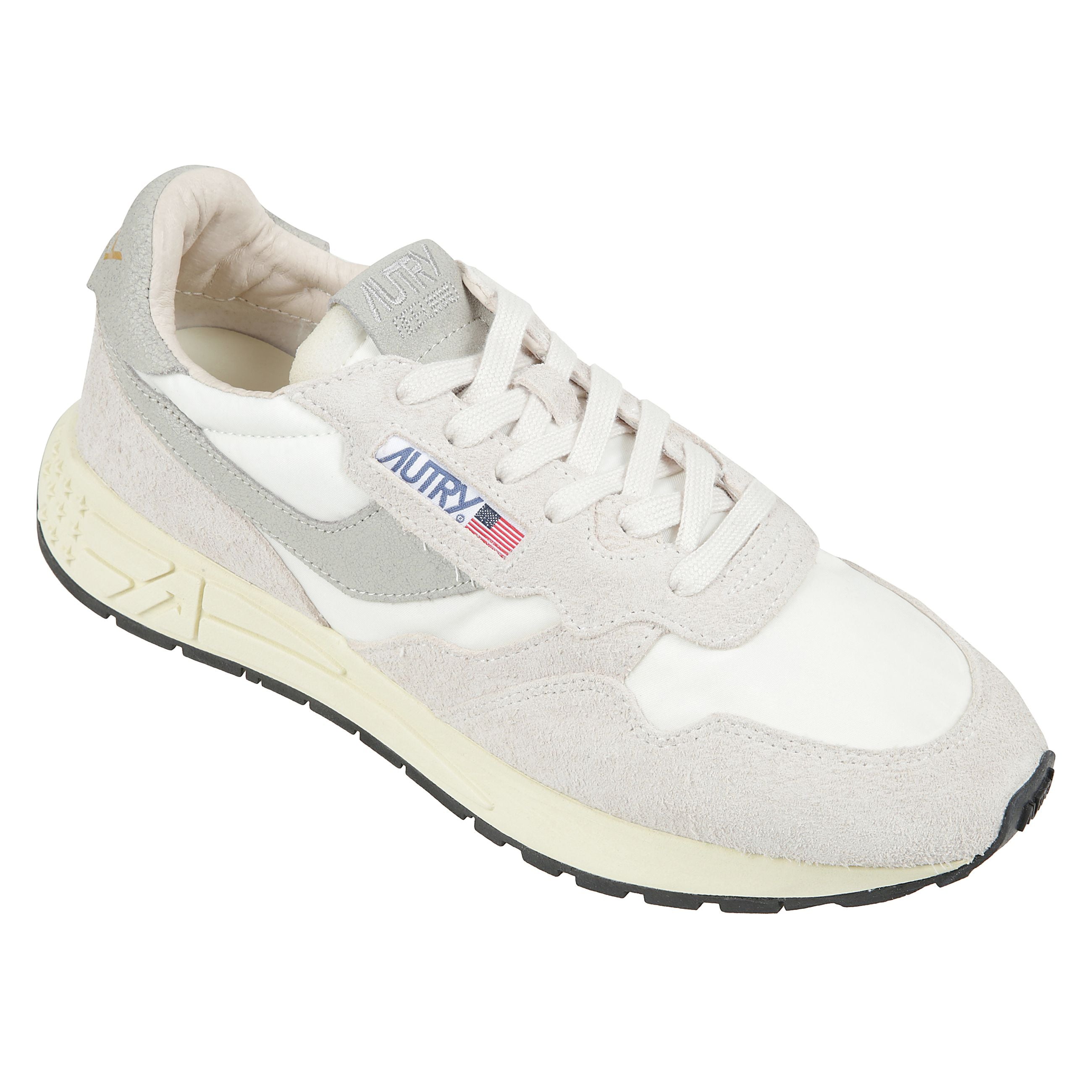 Innovativa, leggera ed estremamente flessibile, reelwind è la sneakers autry ispirata al mondo running. il modello da uomo è realizzato in un mix di suede e nylon bianco con l'applicazione sui lati in pelle bianca.
progettata per un lifestyle dinamico,