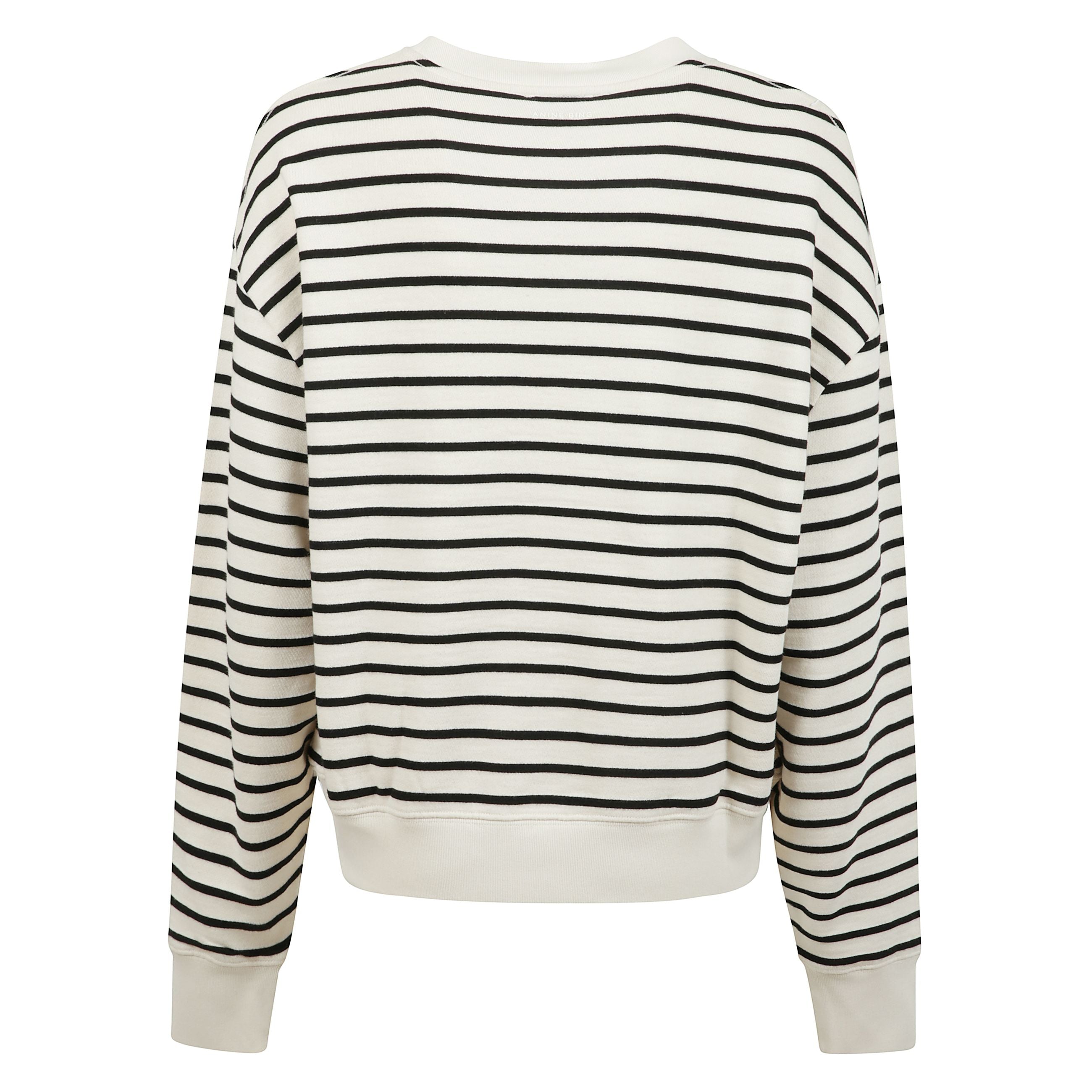 Pullover in morbido cotone dall'elevato comfort e durabilità . il design a righe sottili nere orrizzontali su base crema distingue un'eleganza essenziale, esaltata da una silhouette leggermente oversize con spalle scese e finiture a costine. il logo con l