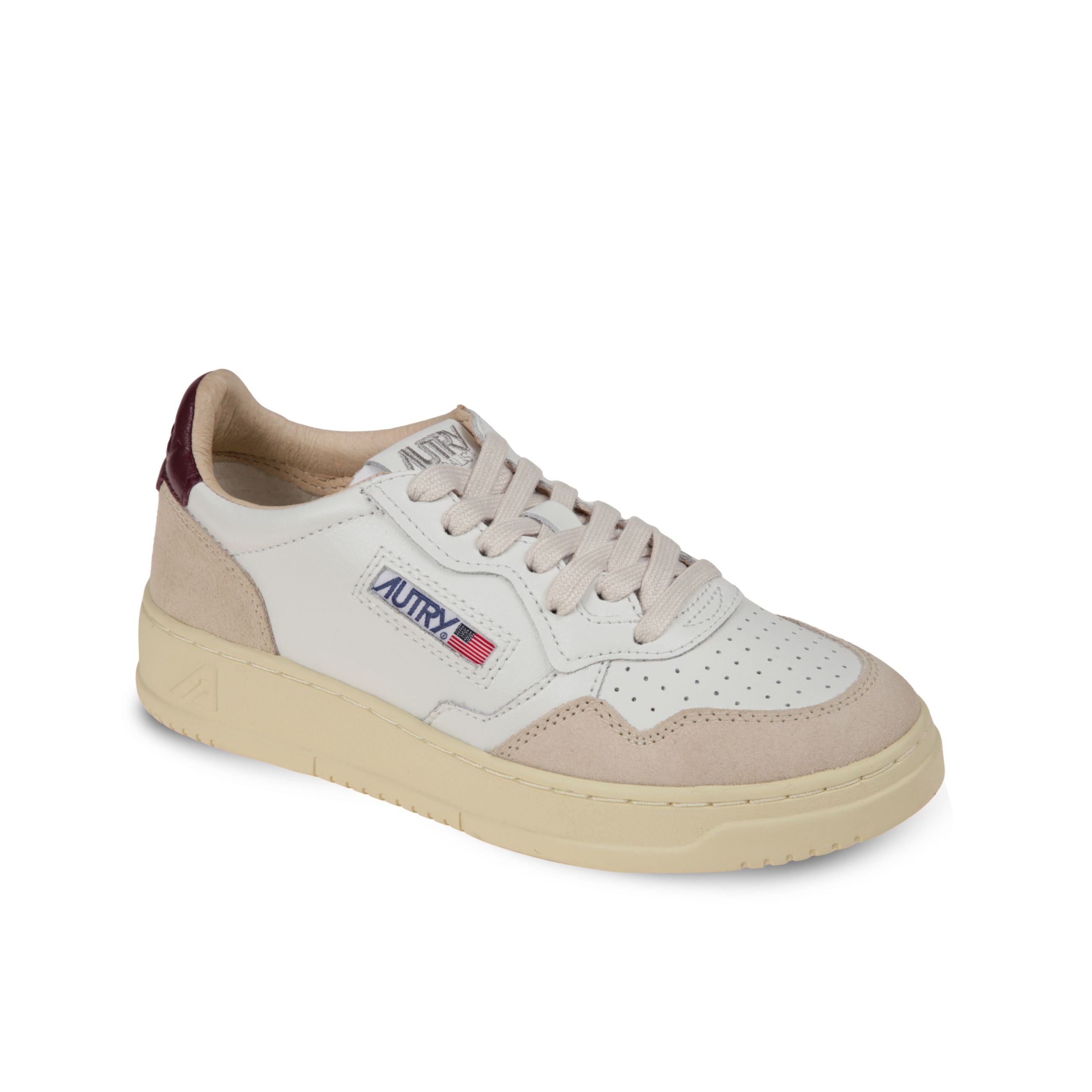 Sneakers autry medalist low. design in pelle con microfori sul davanti ed inserti in camoscio. talloncino in pelle.