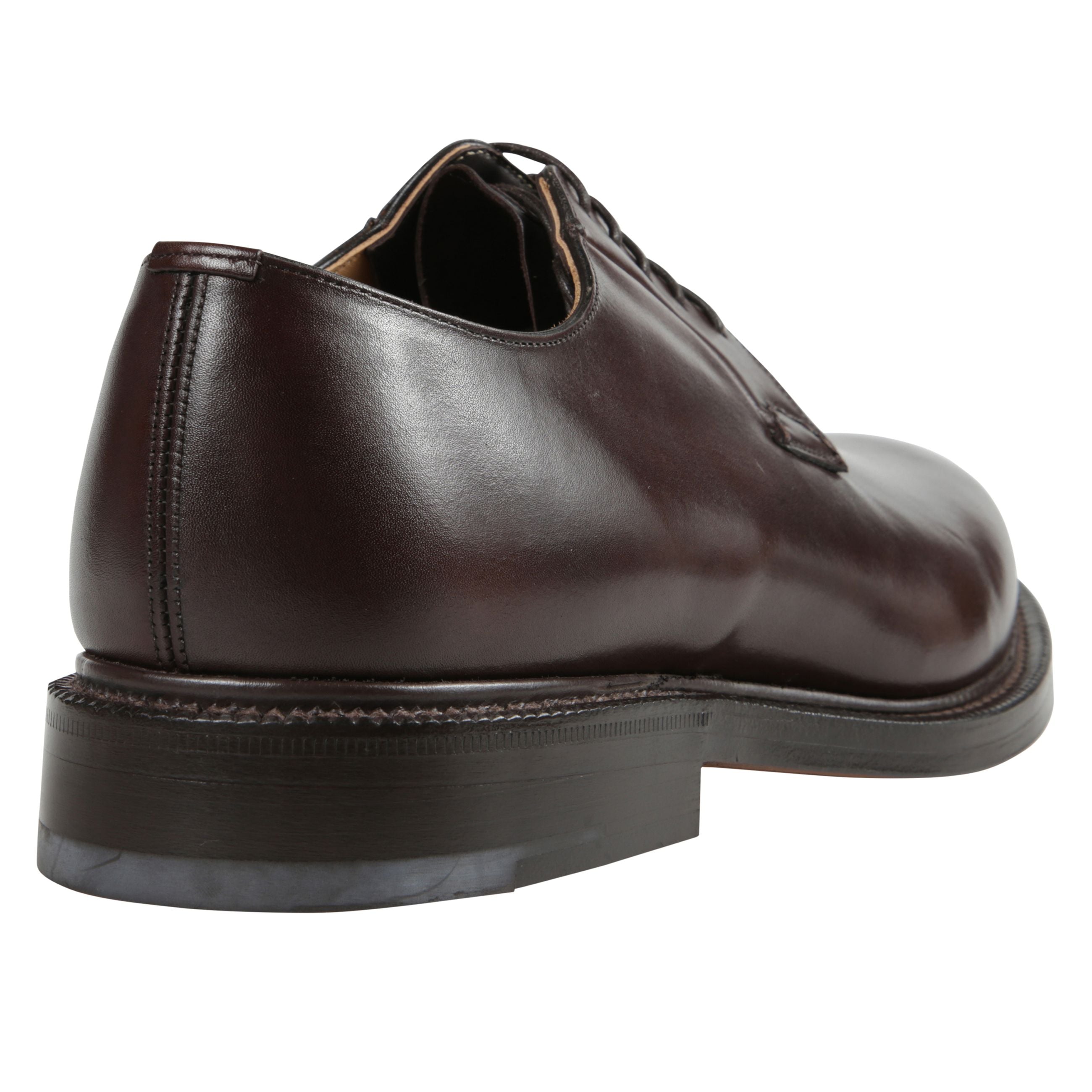 Derby blucher stringata con cuciture a mano sul sottocchiello con finitura spazzolata lucida.
linguetta nappa a soffietto e lacci di pelle.