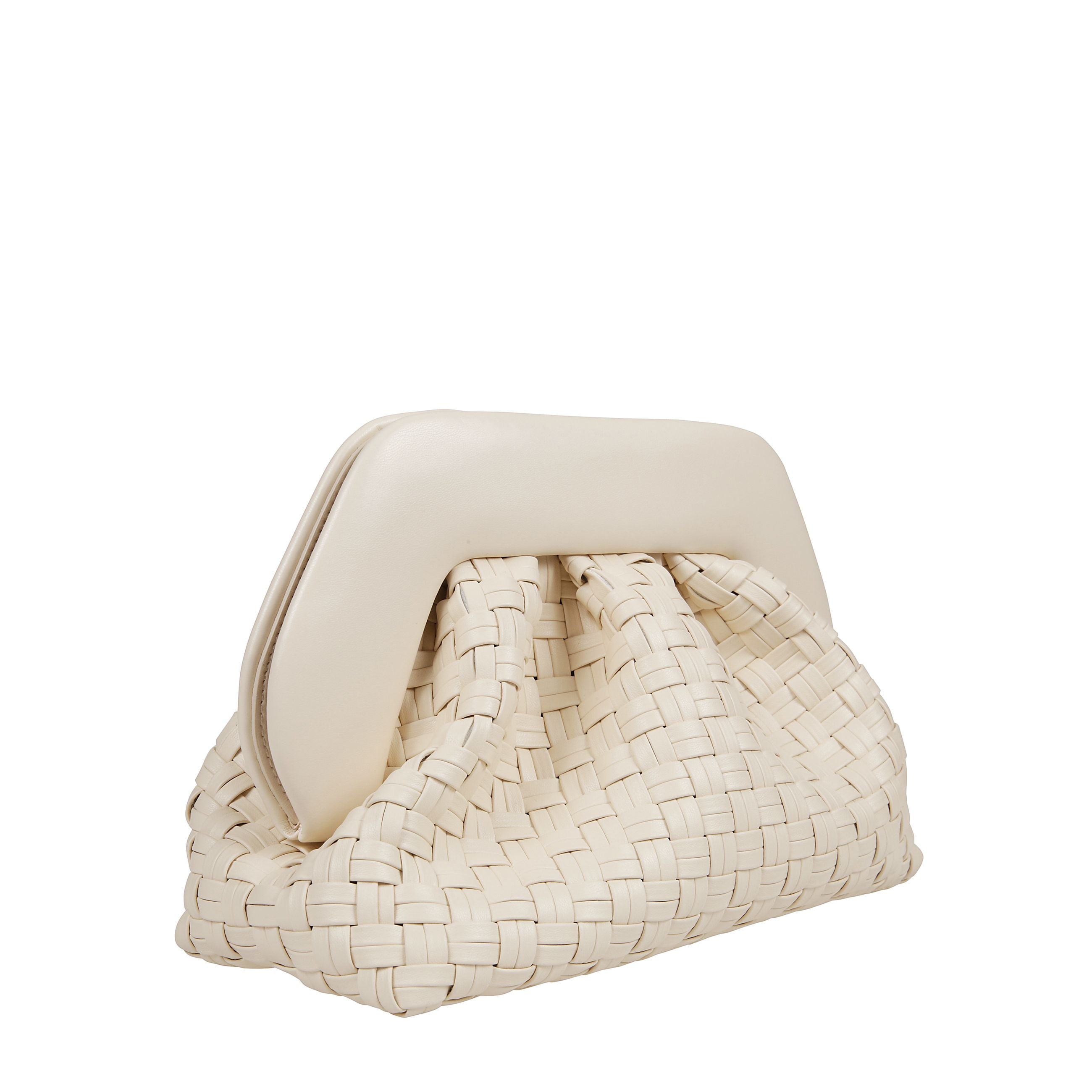 Clutch tia beige chiaro con chiusura magnetica nascosta
e tracolla regolabile e rimovibile, ha componenti metalliche color oro con logo inciso