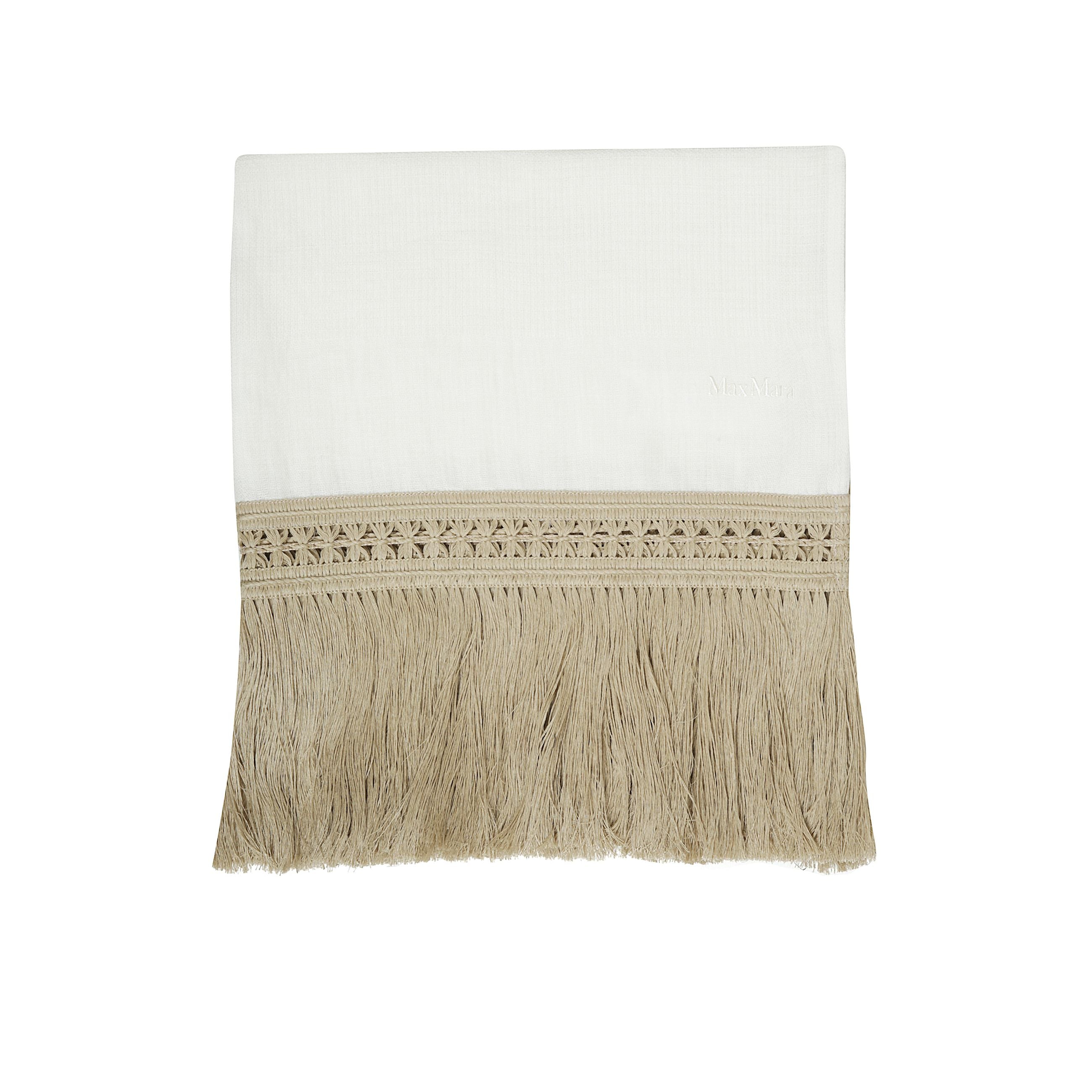Stola in leggero filato di puro lino tinta unita con motivo a frange e dettagli in passamaneria sui lati corti. rifinita con logo max mara ricamato sul fondo