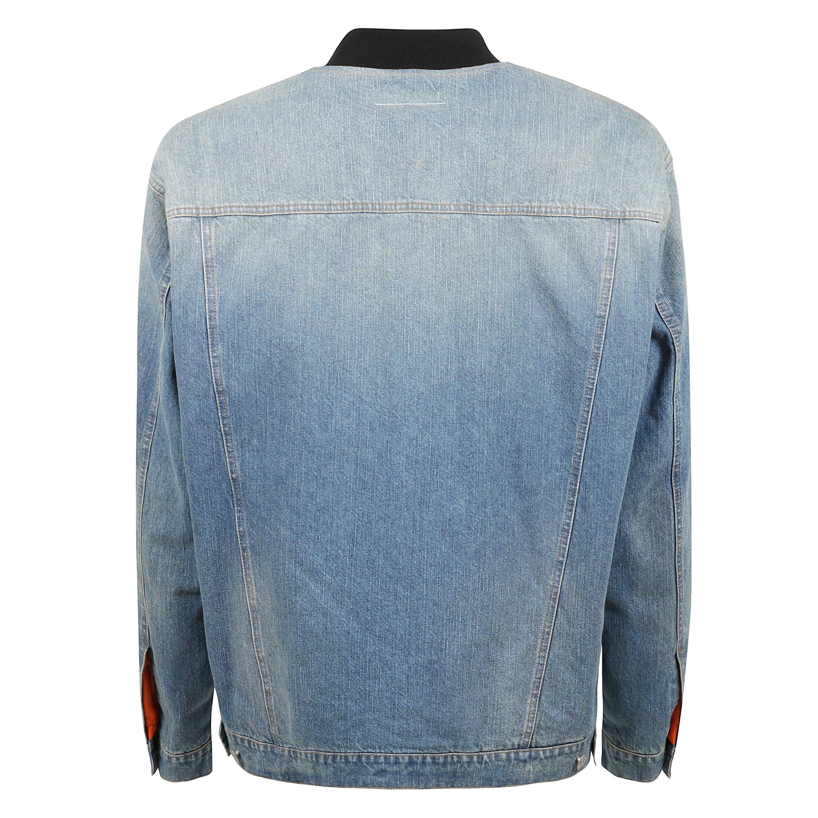 Bomber in twill di nylon imbottito e denim non elasticizzato con effetto scolorito. la giacca, con struttura a pannelli, presenta finiture a costine su collo alto, orlo e polsini. presenta inoltre chiusura a zip, tasche con patta, linguetta con bottoni re