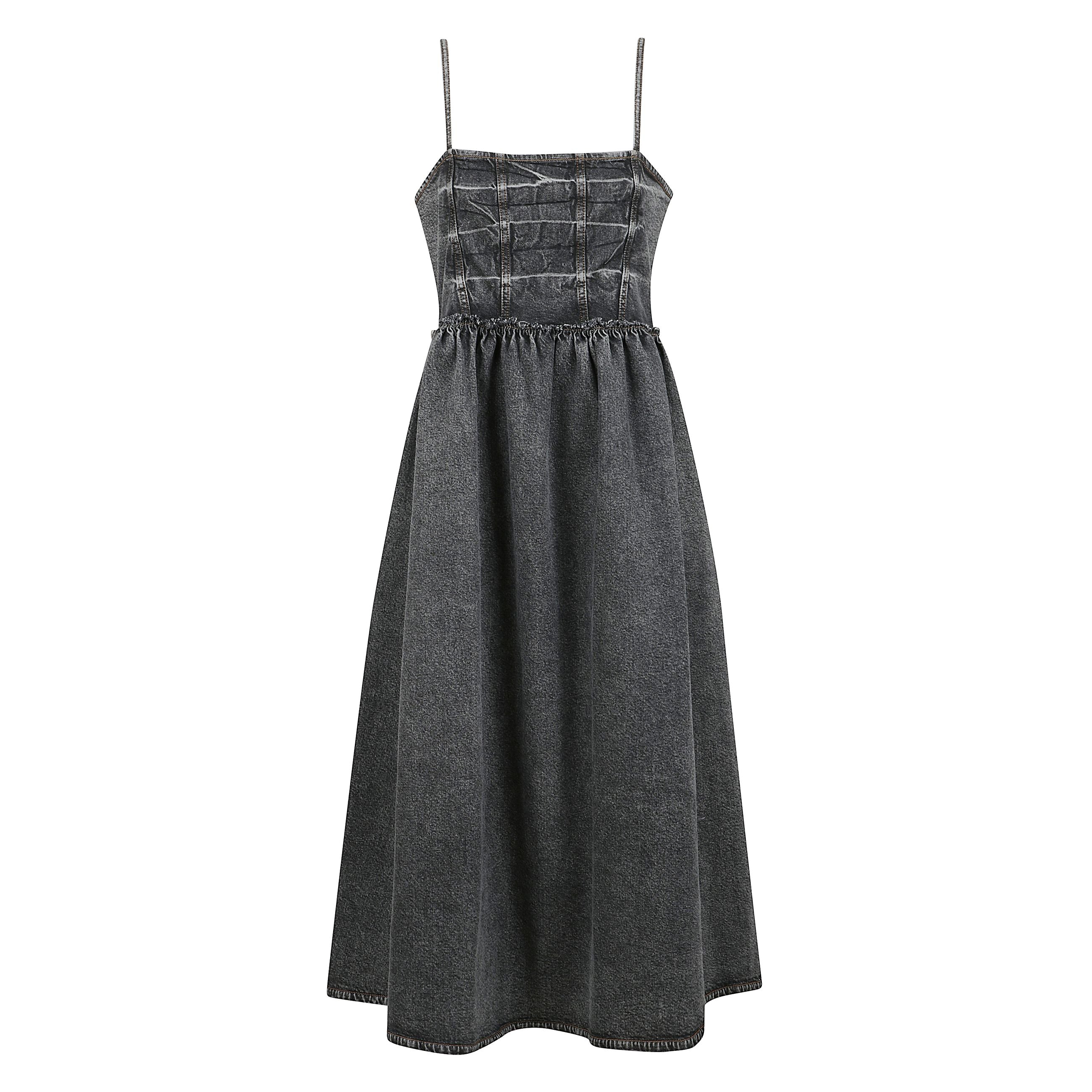 Abito in denim elasticizzato future nero lavato presenta spalline sottili, scollatura dritta, dettagli a balze e gonna svasata.