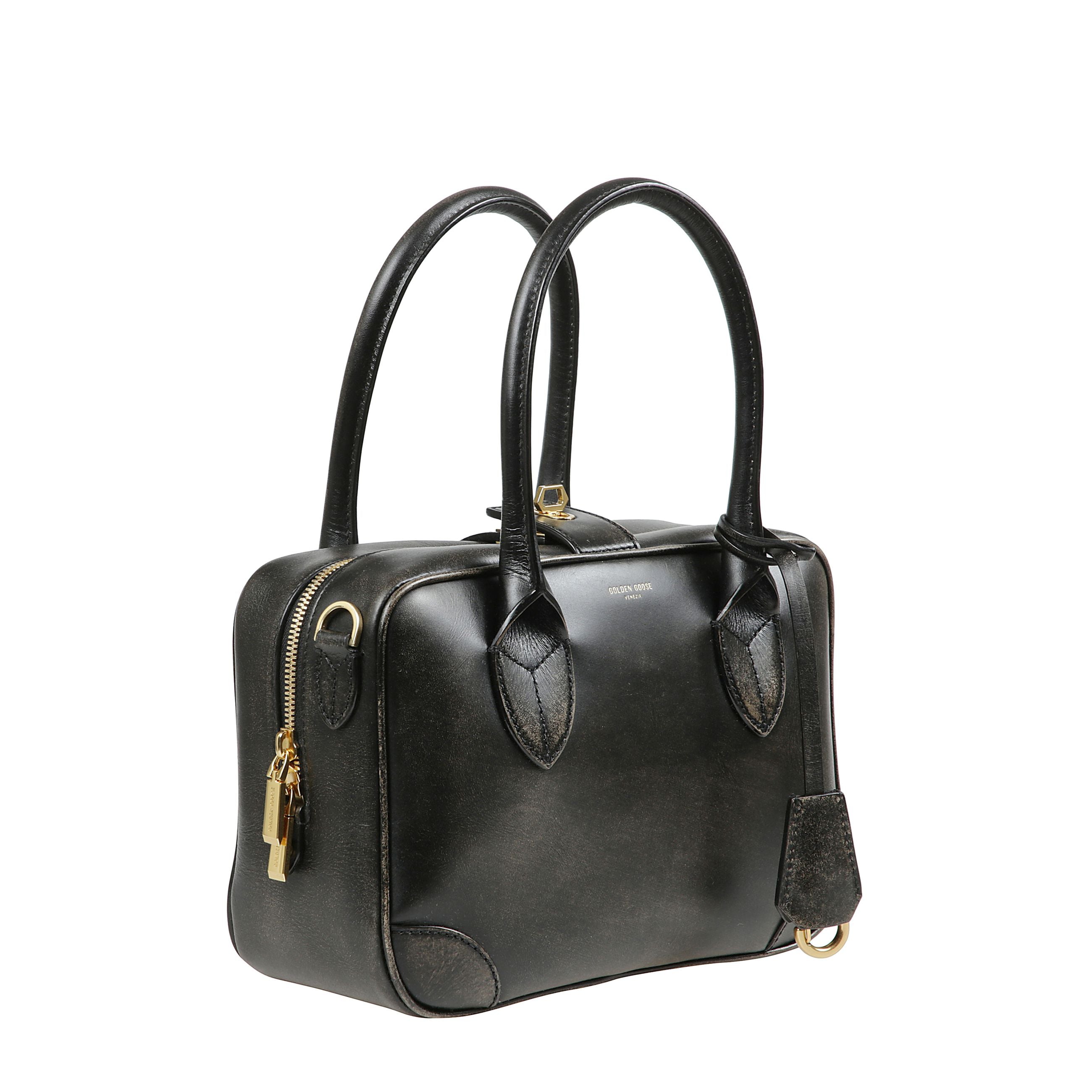 La vita bag è un omaggio all'epoca trionfale della dolce vita e ai suoi codici estetici che comunicano il desiderio di viaggiare. in pelle distressed di colore nero, questo modello si caratterizza per la doppia chiusura: a zip con doppio cursore e a chia