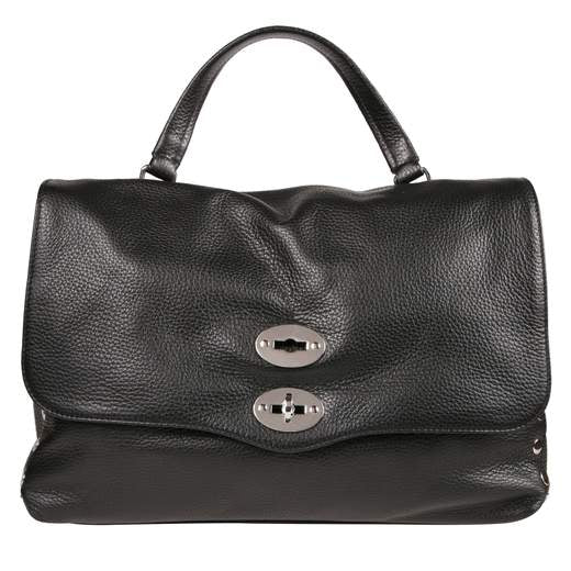 Borsa a mano in pelle con tracolla realizzata in pelle martellata, morbida ma estremamente resistente. la silhouette è illuminata dalla doppia chiusura a girello e dalle borchie laterali. lo spazio interno foderato è dotato di una pratica tasca. grazie