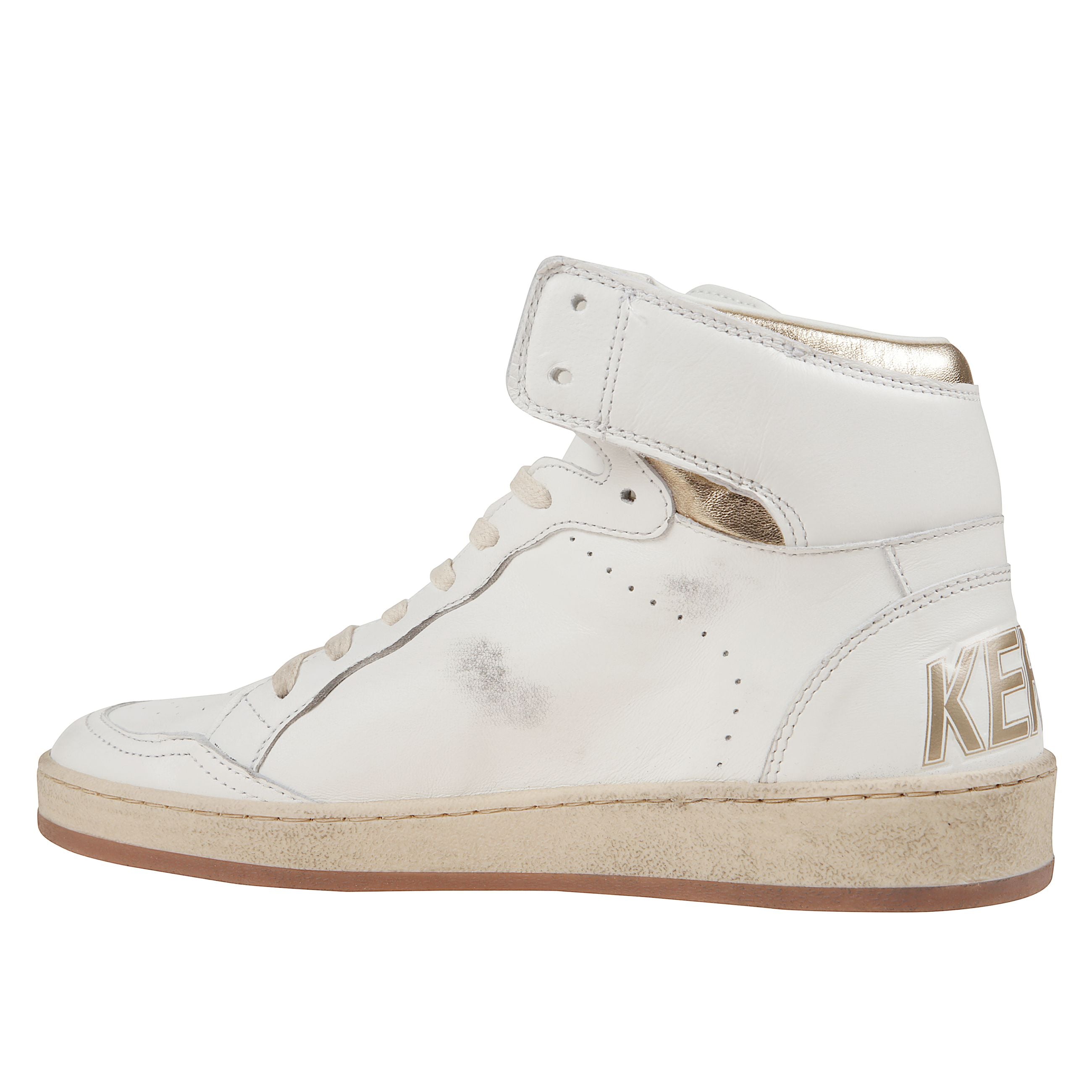 Sneaker in nappa bianca con trattamento vintage. suola in gomma color marrone e lacci color panna. stella e talloncino in pelle laminata color oro. marchio con scritta sneakers sul retro e firma golden goose sul colletto della caviglia.