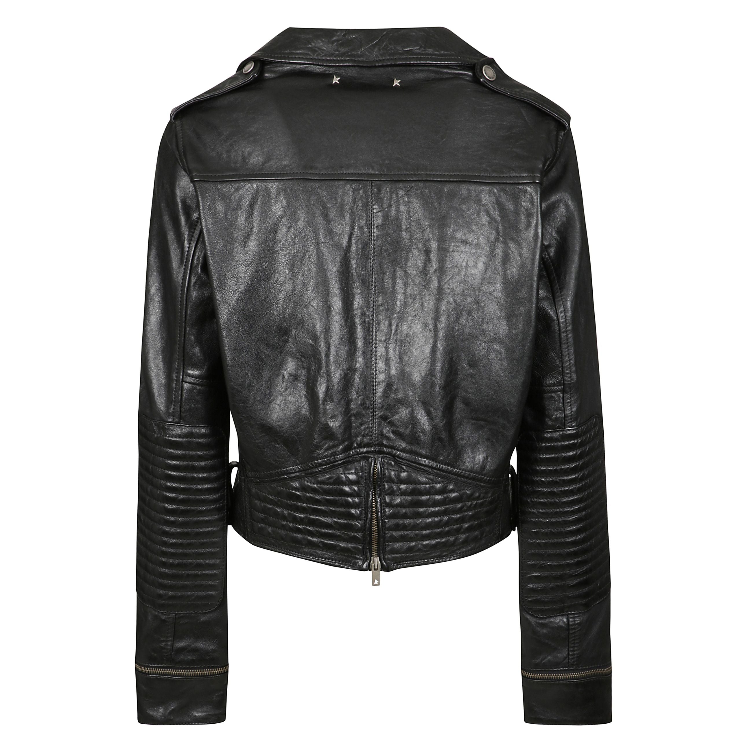 Ispirata all'energia degli anni novanta, la nostra nuova collezione celebra l'energia pulsante della musica e la forza illimitata dei sogni. questo chiodo in nappa di colore nero da donna è caratterizzato da un effetto lucido sulle spalle e sui polsini.