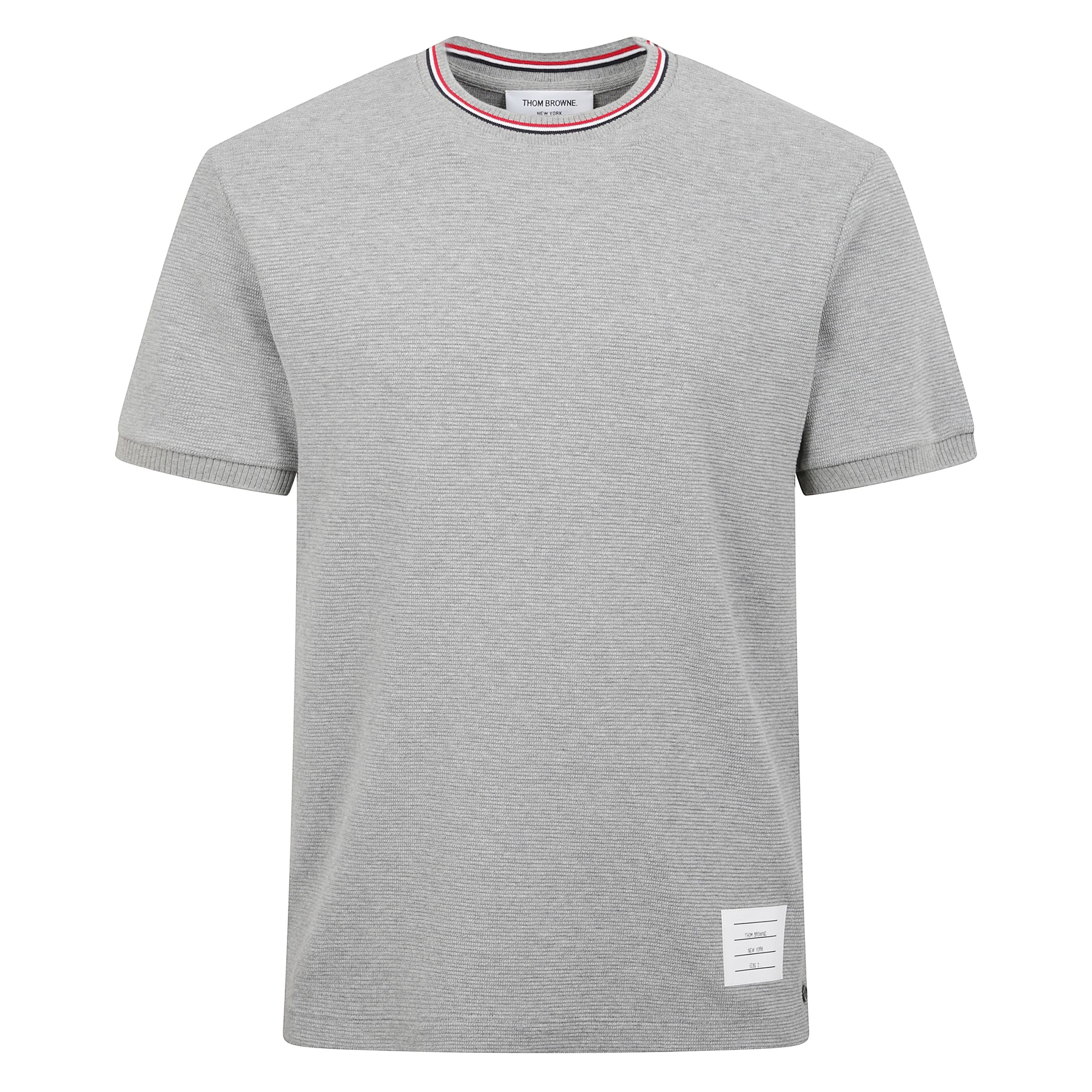 T-shirt in cotone a maniche corte. girocollo. maniche con orlo a costine. etichetta con firma thom browne vicino all'orlo frontale. passante in grosgrain a righe sul retro.