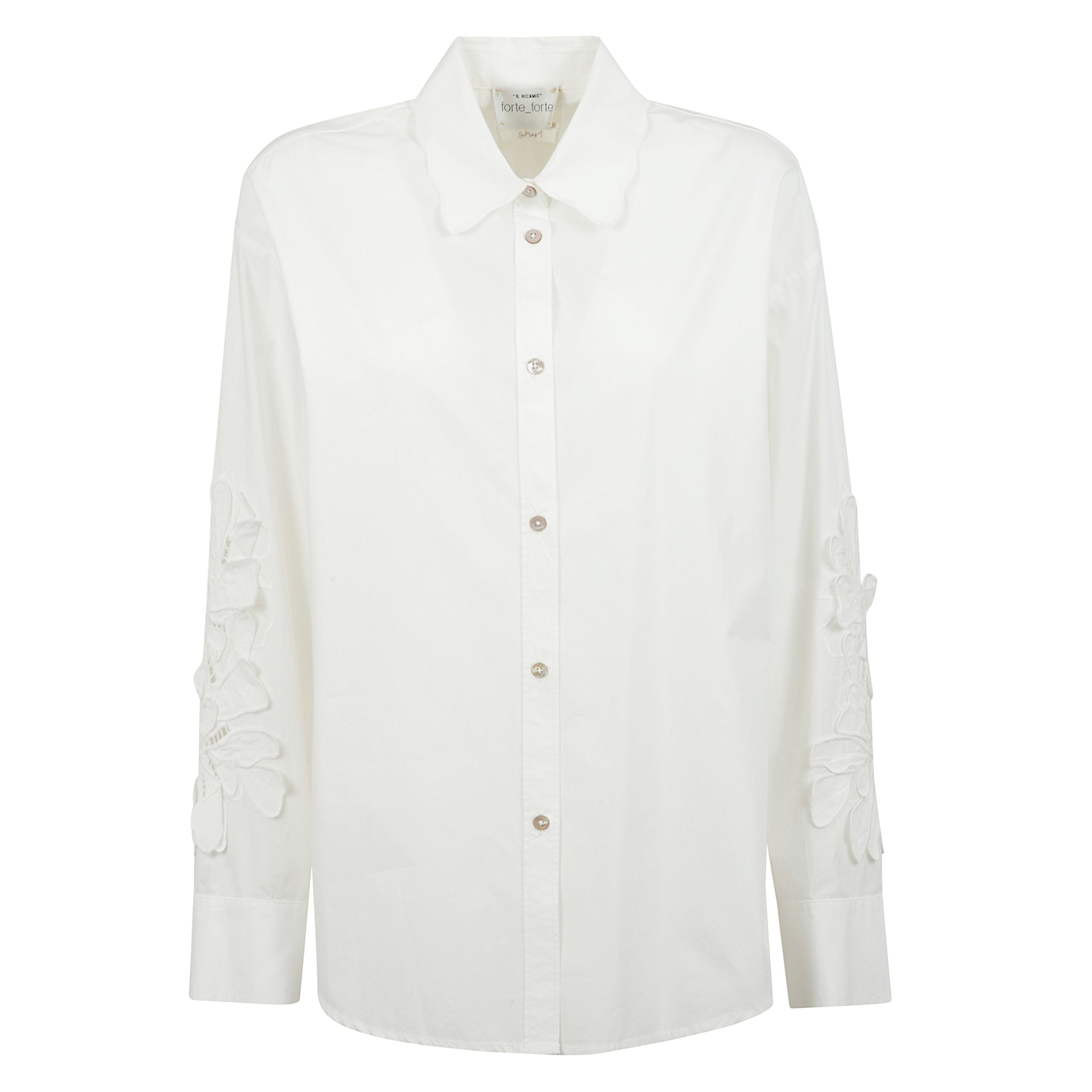 Camicia in cotone ricamato con una pregiata tecnica manuale: una pioggia di petali in popeline croccante di cotone viene intagliata sulle maniche, dando vita ad un affascinante motivo tridimensionale. il fit oversize della camicia in cotone ricamato è ad