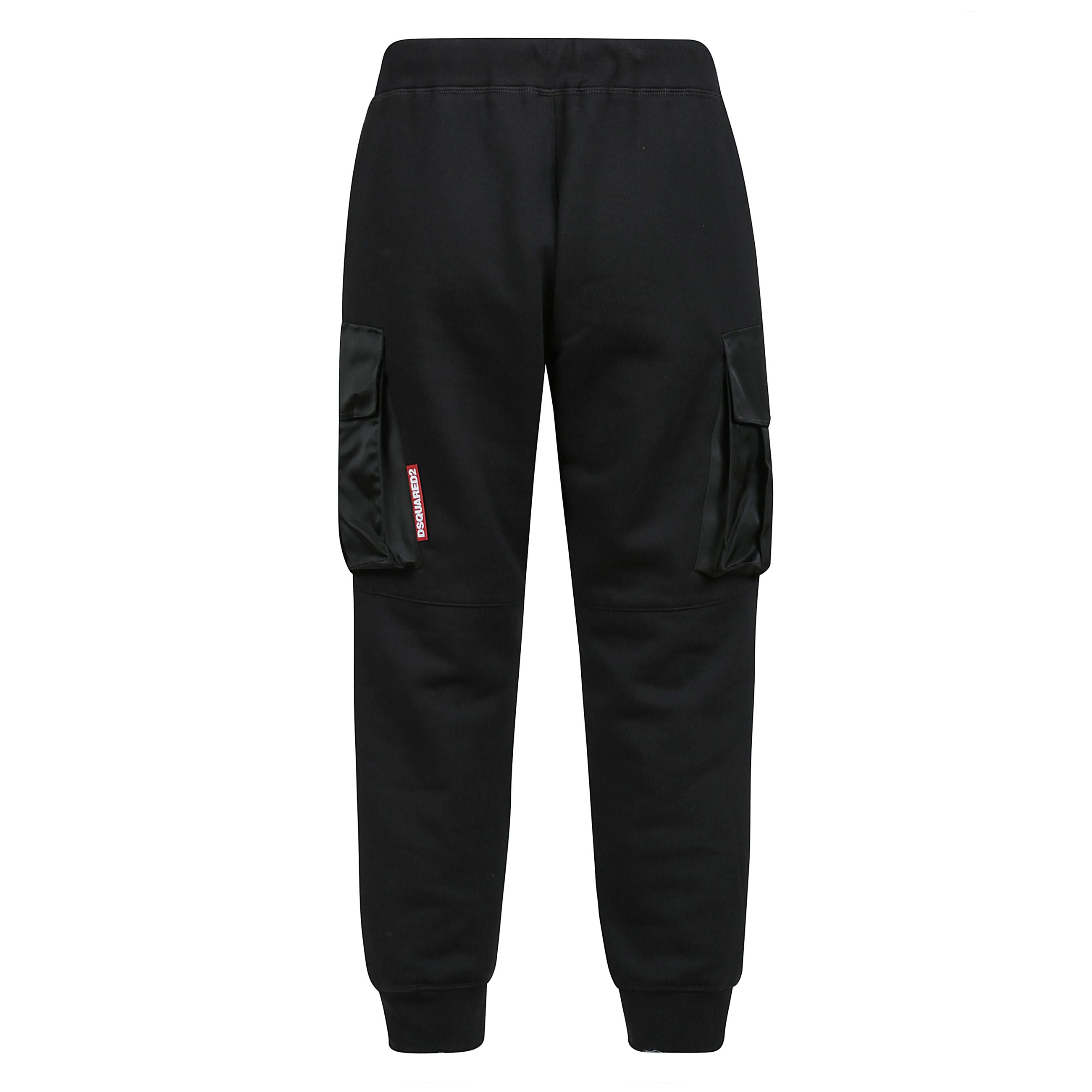 Questi pantaloni jogging uniscono comfort casual e attitudine utility. il modello è realizzato in cotone soffice con coulisse al punto vita per la massima praticità . si caratterizza per le maxi tasche in nylon tono su tono dâispirazione cargo e lâic