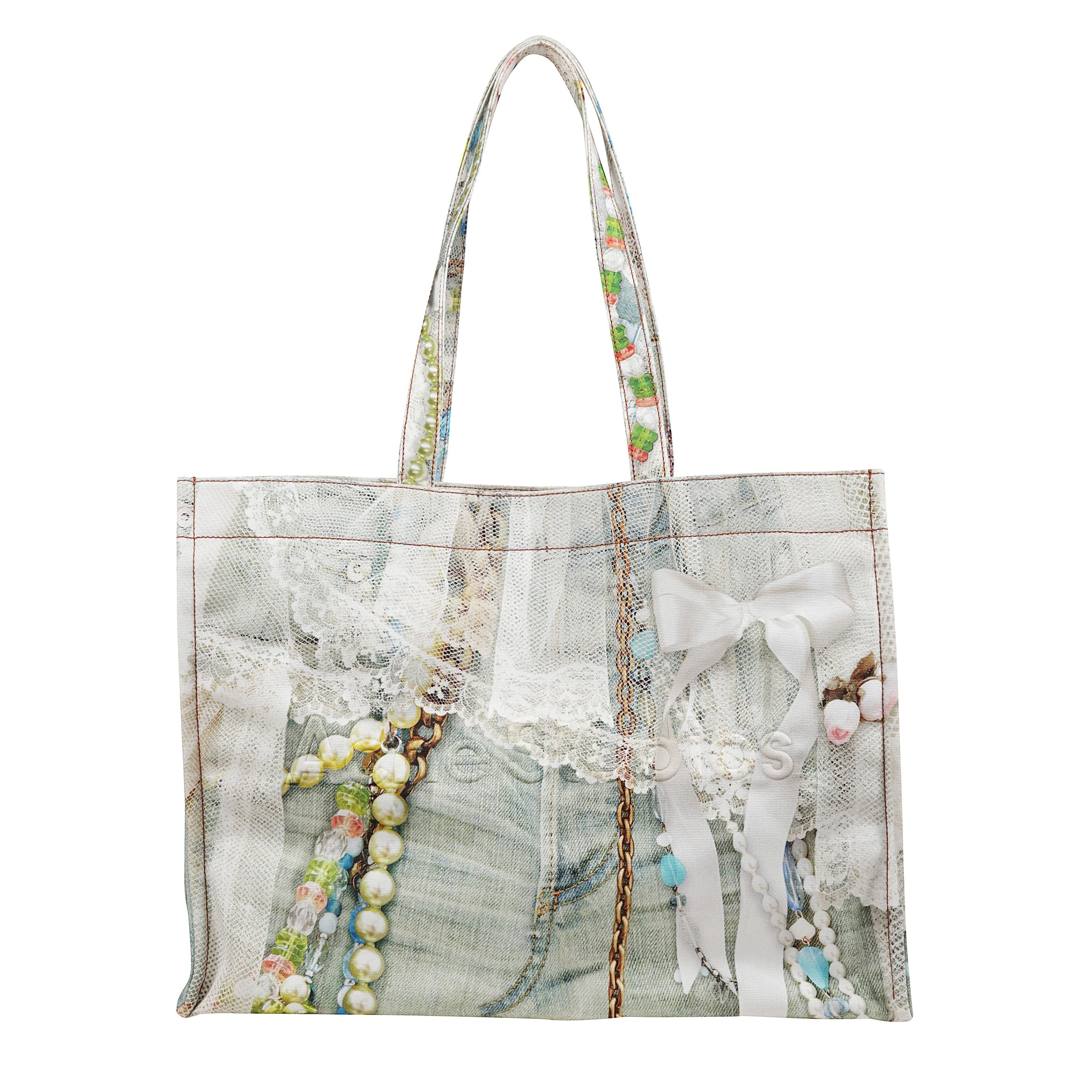 Borsa con manici e stampa trompe l'oeil effetto denim. le tonalità bianco e verde creano un contrasto delicato. la chiusura a moschettone aggiunge un tocco funzionale al design, completato dal logo goffrato sul davanti per un dettaglio distintivo ma disc