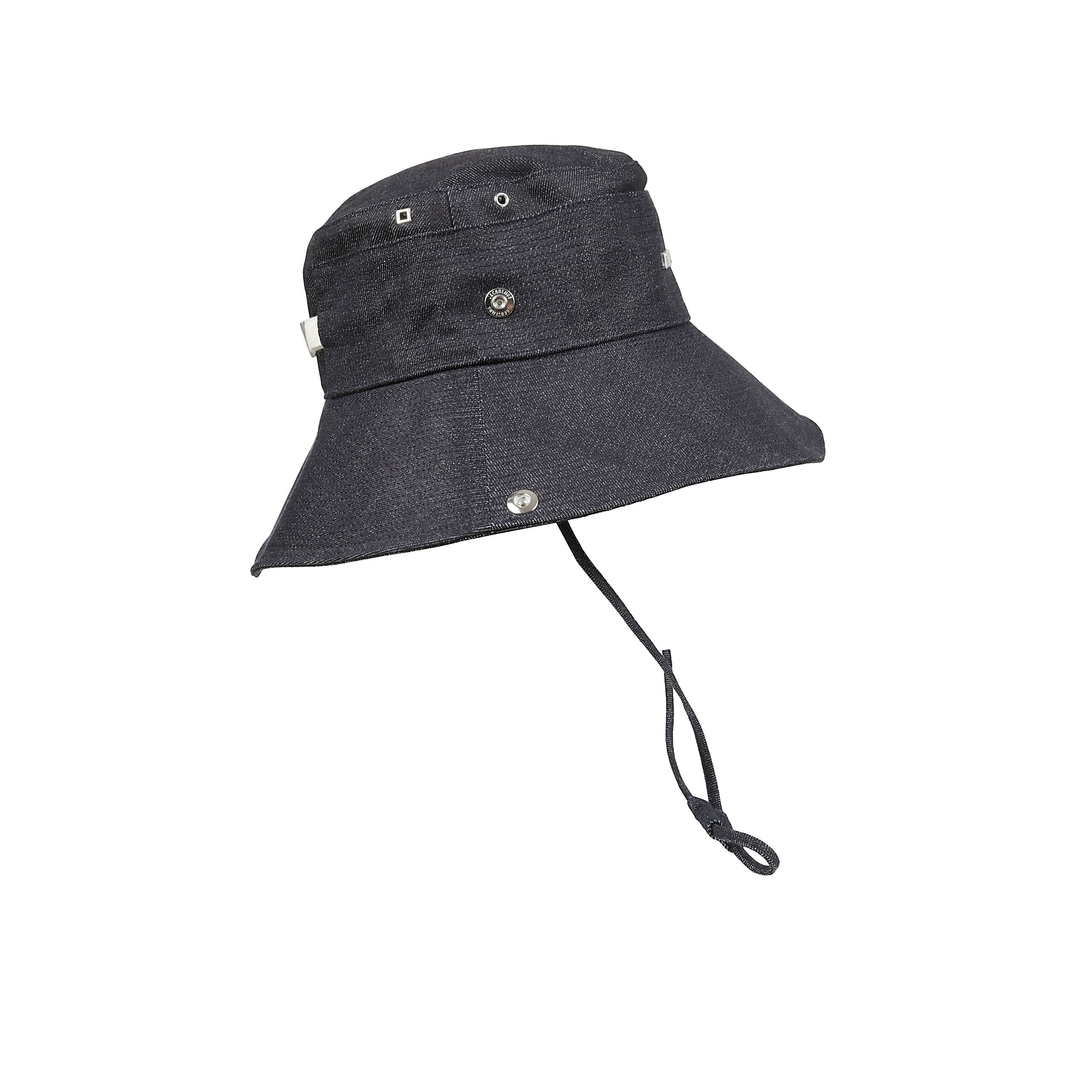 Le bob de-nimes cappello da pescatore in denim con cinturino lungo e regolabile, bottoni automatici laterali, coulisse a cerchio e quadrato sul retro e logo in metallo argentato