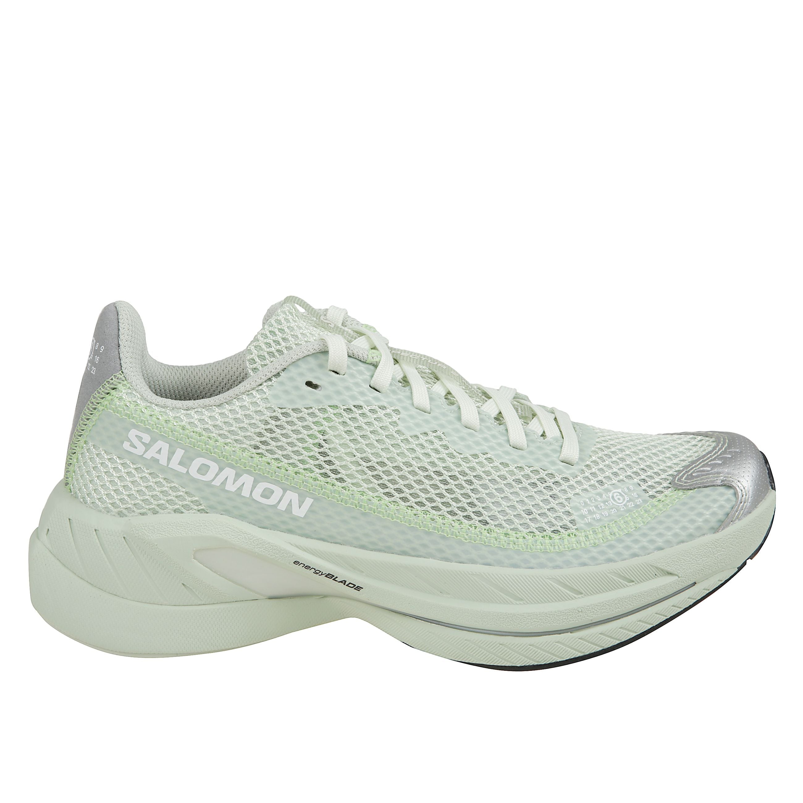 Le sneakers di mm6 maison margiela x salomon si presentano con un design interamente in rete. modello con tallone logato con logo numerico, chiusura superiore con lacci, suola bold e logo salomon laterale