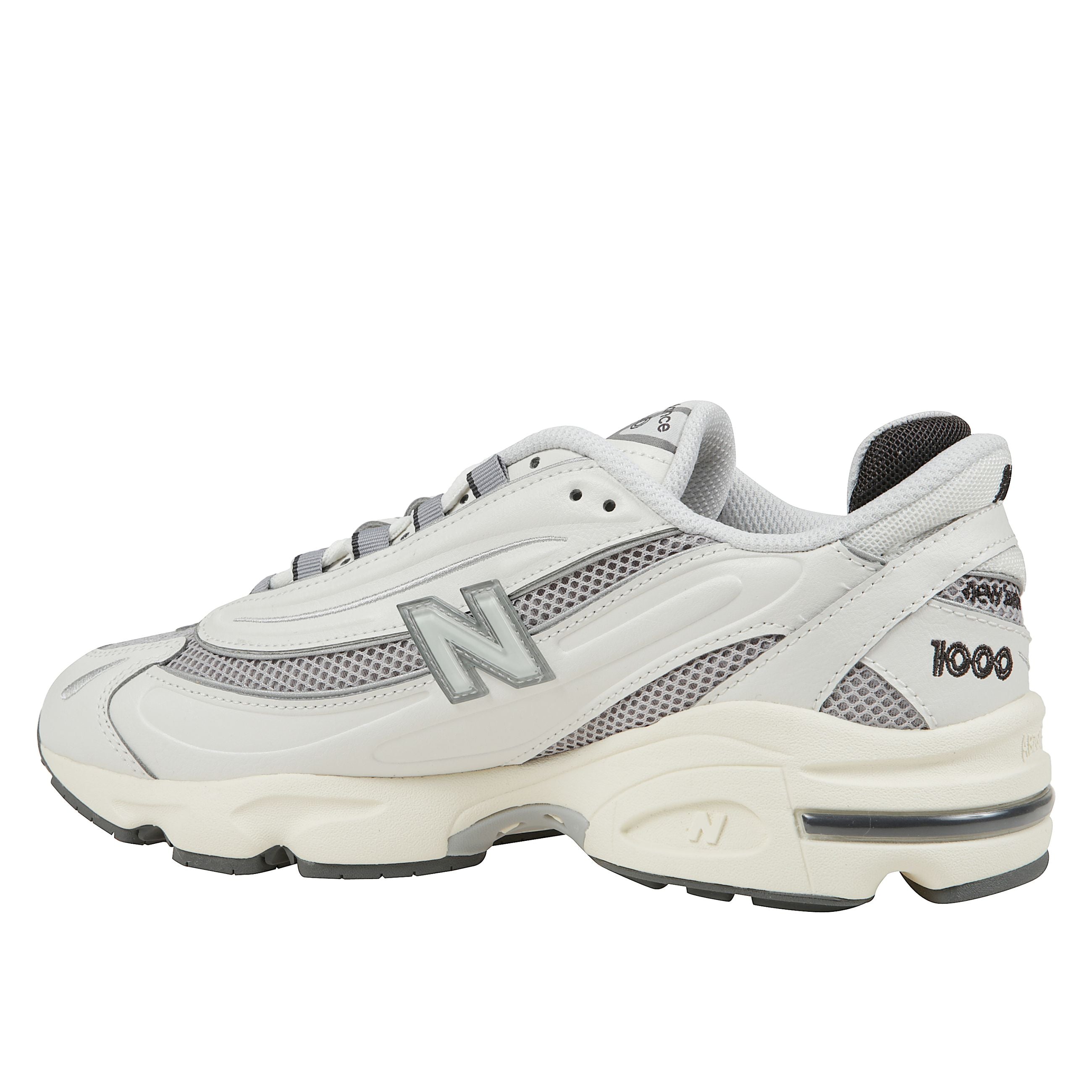 Sneakers realizzate in tessuto e materiale sintetico, controtallone irrigidito con imbottitura morbida e suola in gomma