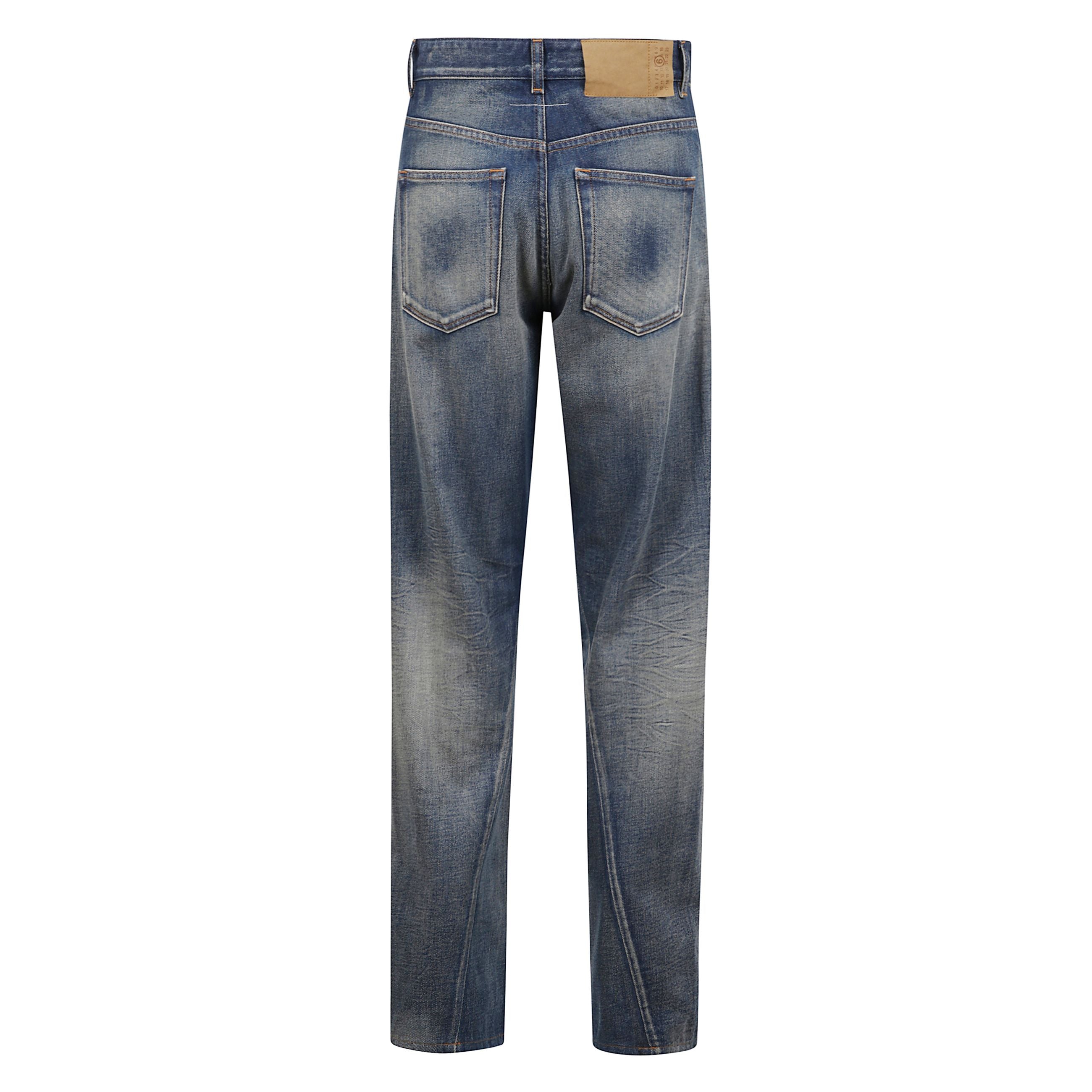 Jeans in denim. vita alta, gamba dritta. chiusura con bottone e zip nascosta. cinque tasche. effetto vissuto, sfumature cromatiche naturali.