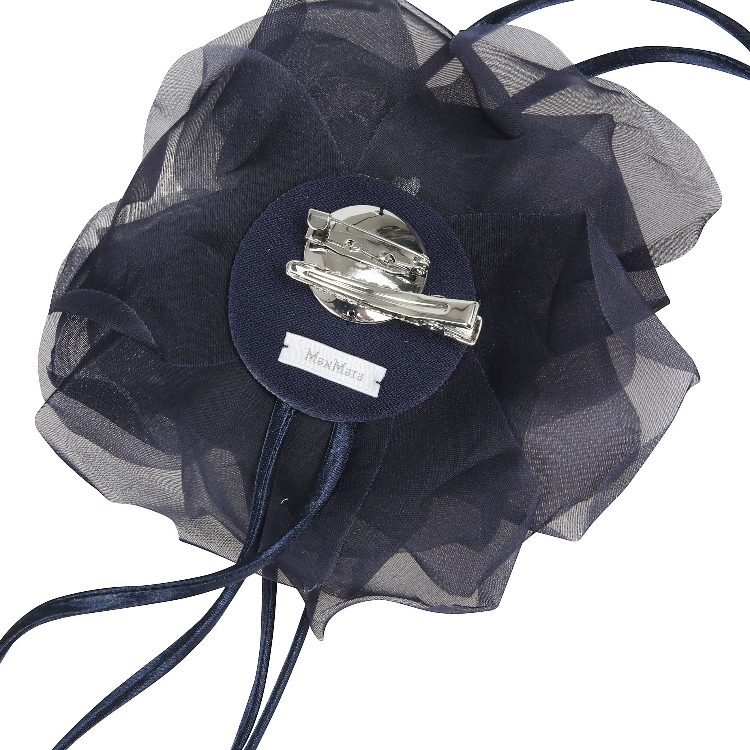 Spilla a fiore realizzata con petali in pura seta. rifinita con lacci lunghi, per indossarla anche in vita. chiusura in metallo.