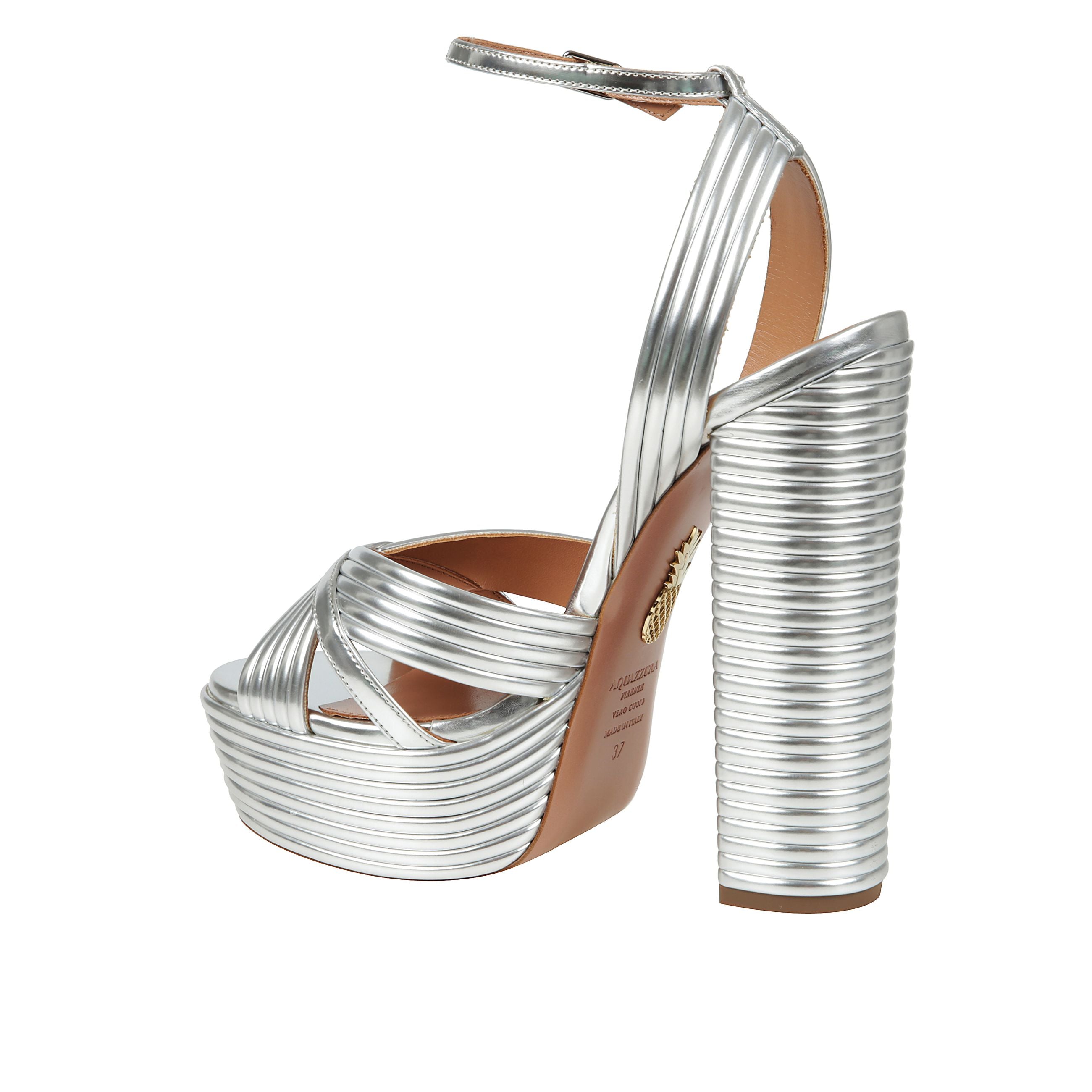 I sandali sundance plateau sono realizzati in pelle laminata e sono contraddistinti da fasce sottili che creano un sofisticato incrocio sul davanti e intorno alla caviglia. il tacco largo alto è bilanciato dal plateau.